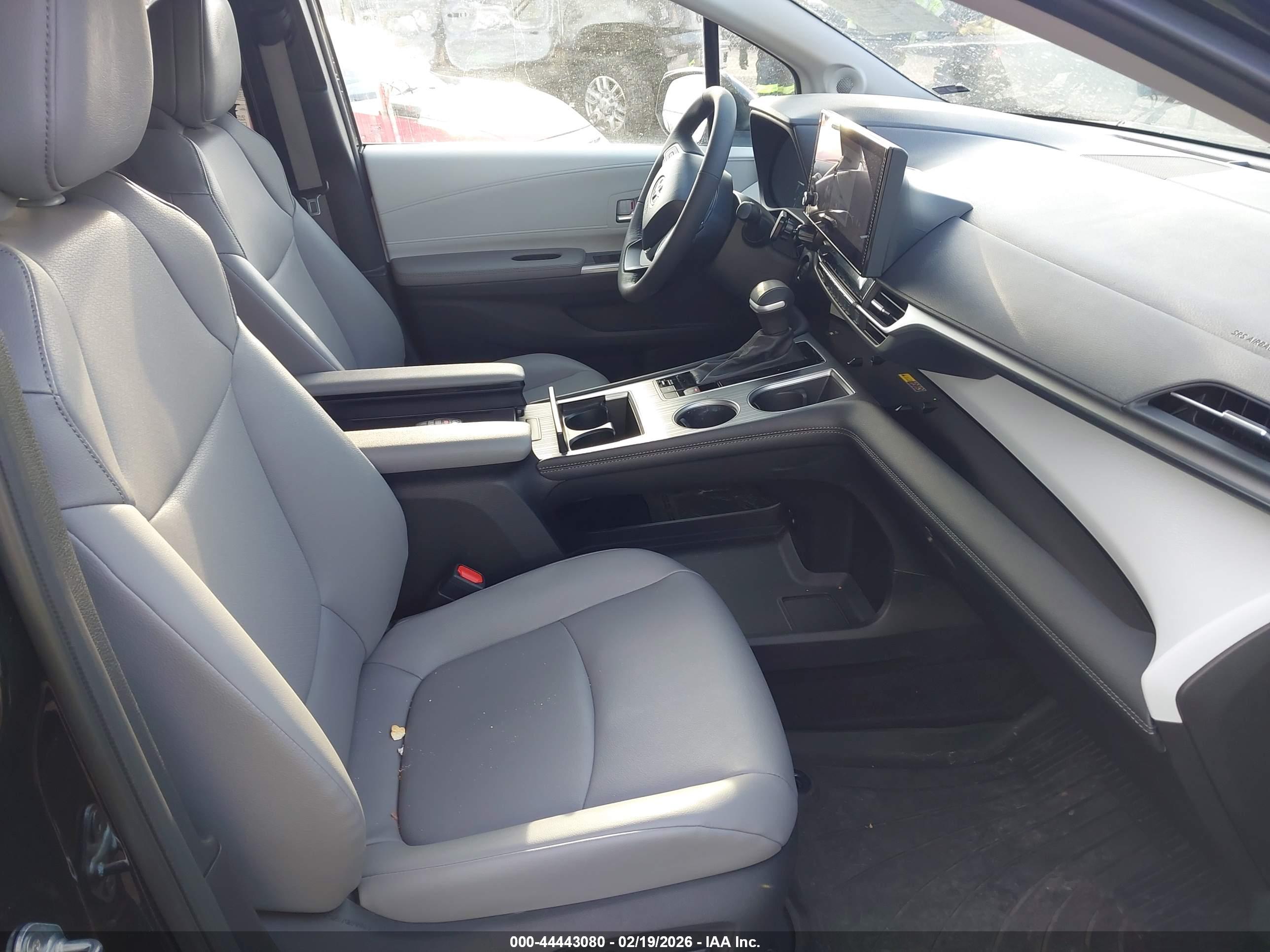 TOYOTA SIENNA image 5