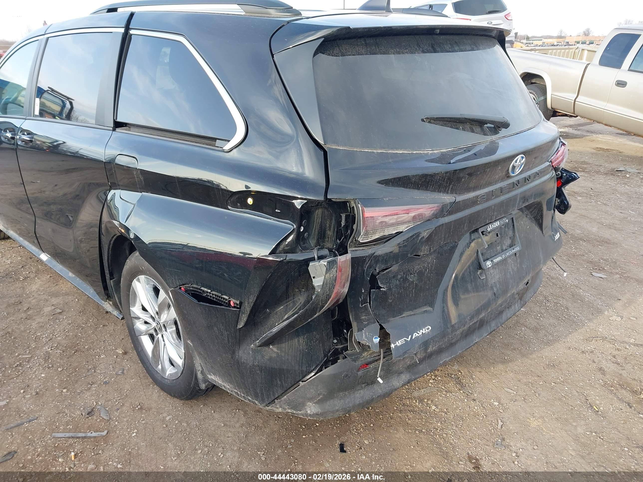 TOYOTA SIENNA image 6