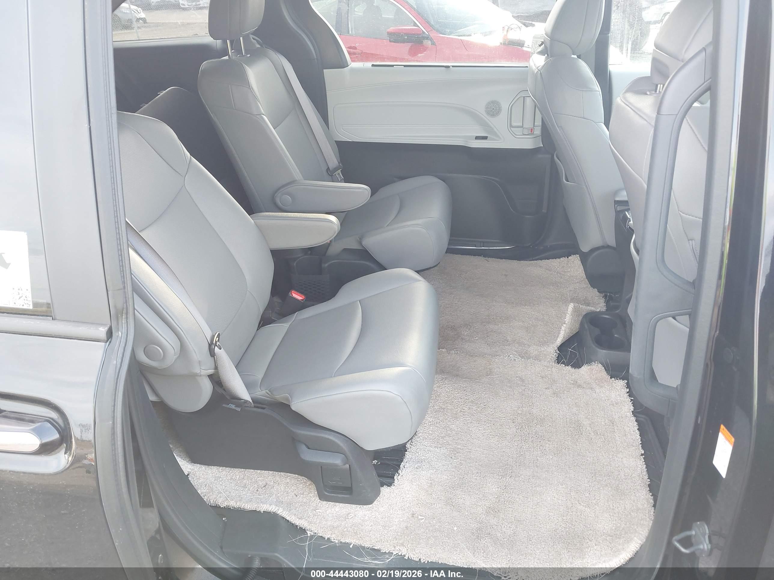 TOYOTA SIENNA image 8