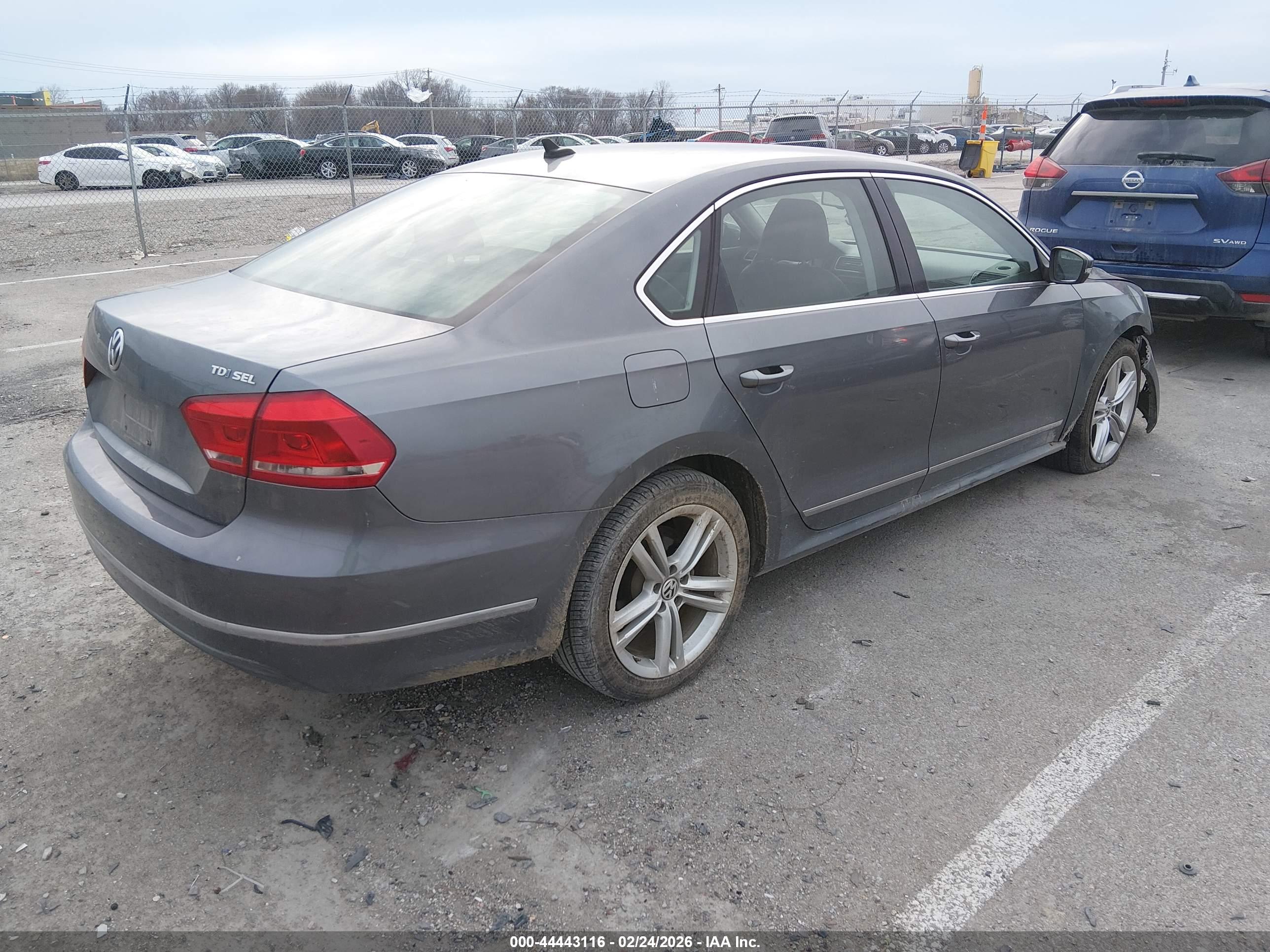 VOLKSWAGEN PASSAT image 4