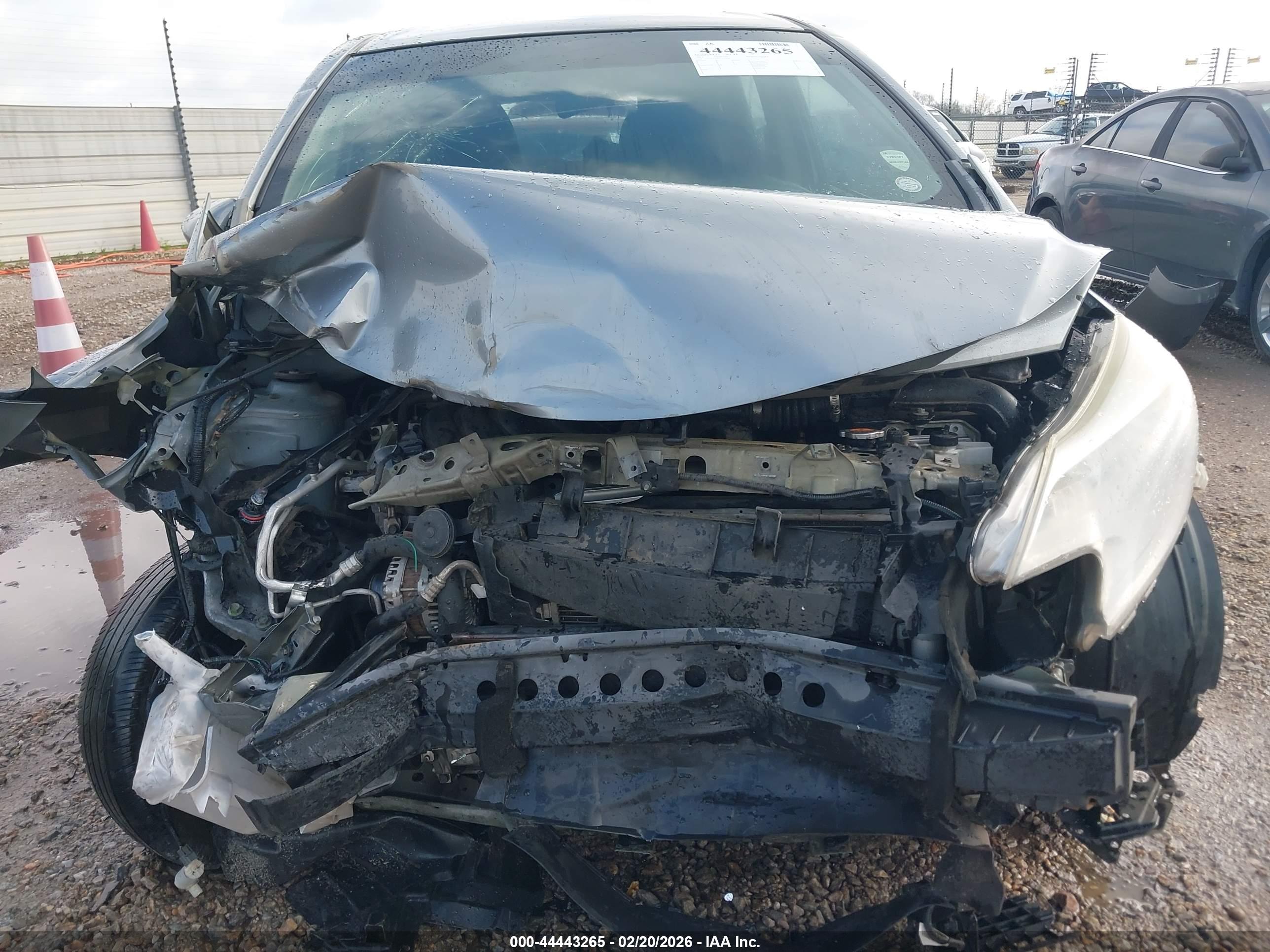 NISSAN VERSA image 6