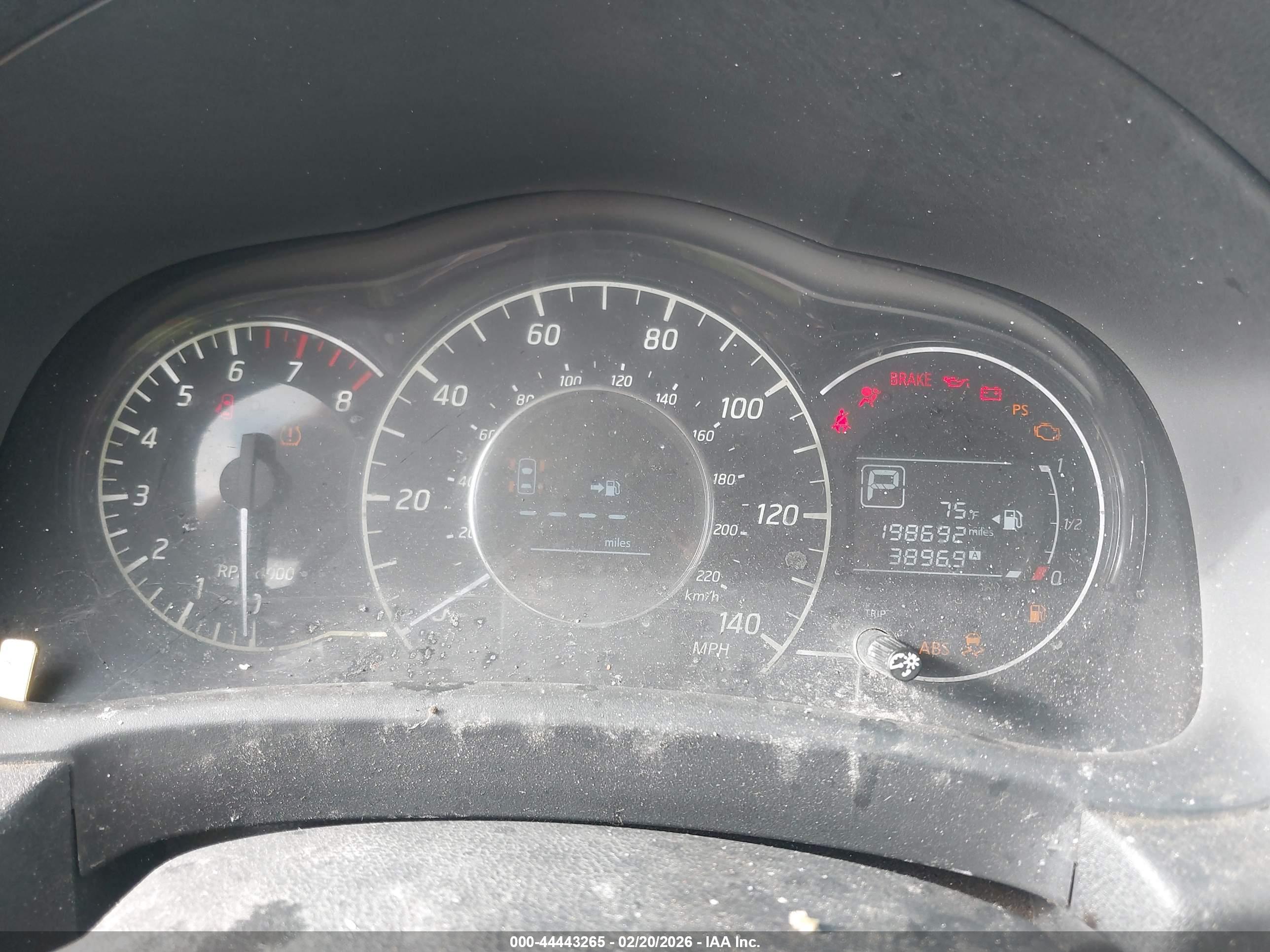 NISSAN VERSA image 7