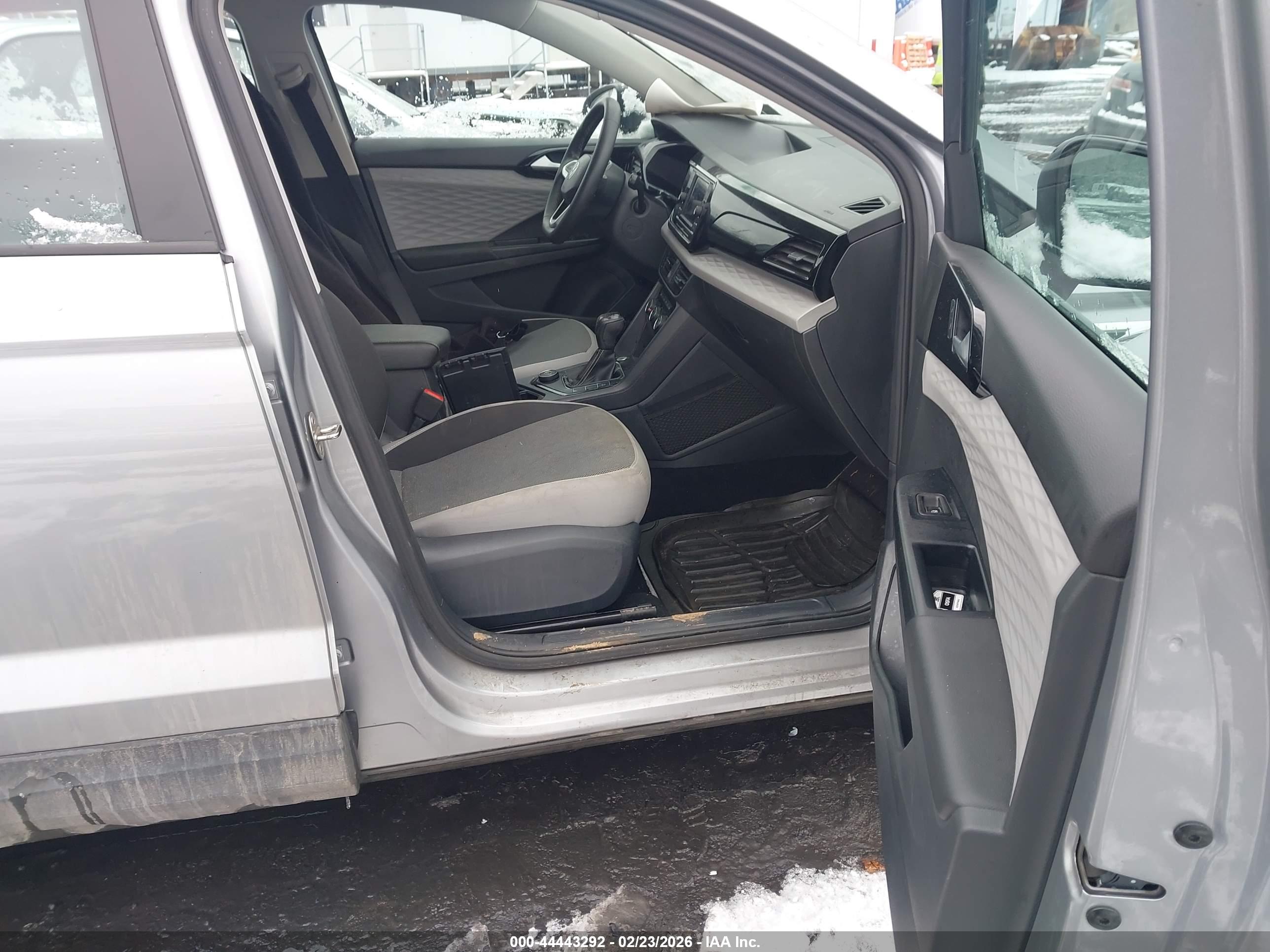 VOLKSWAGEN TAOS image 5