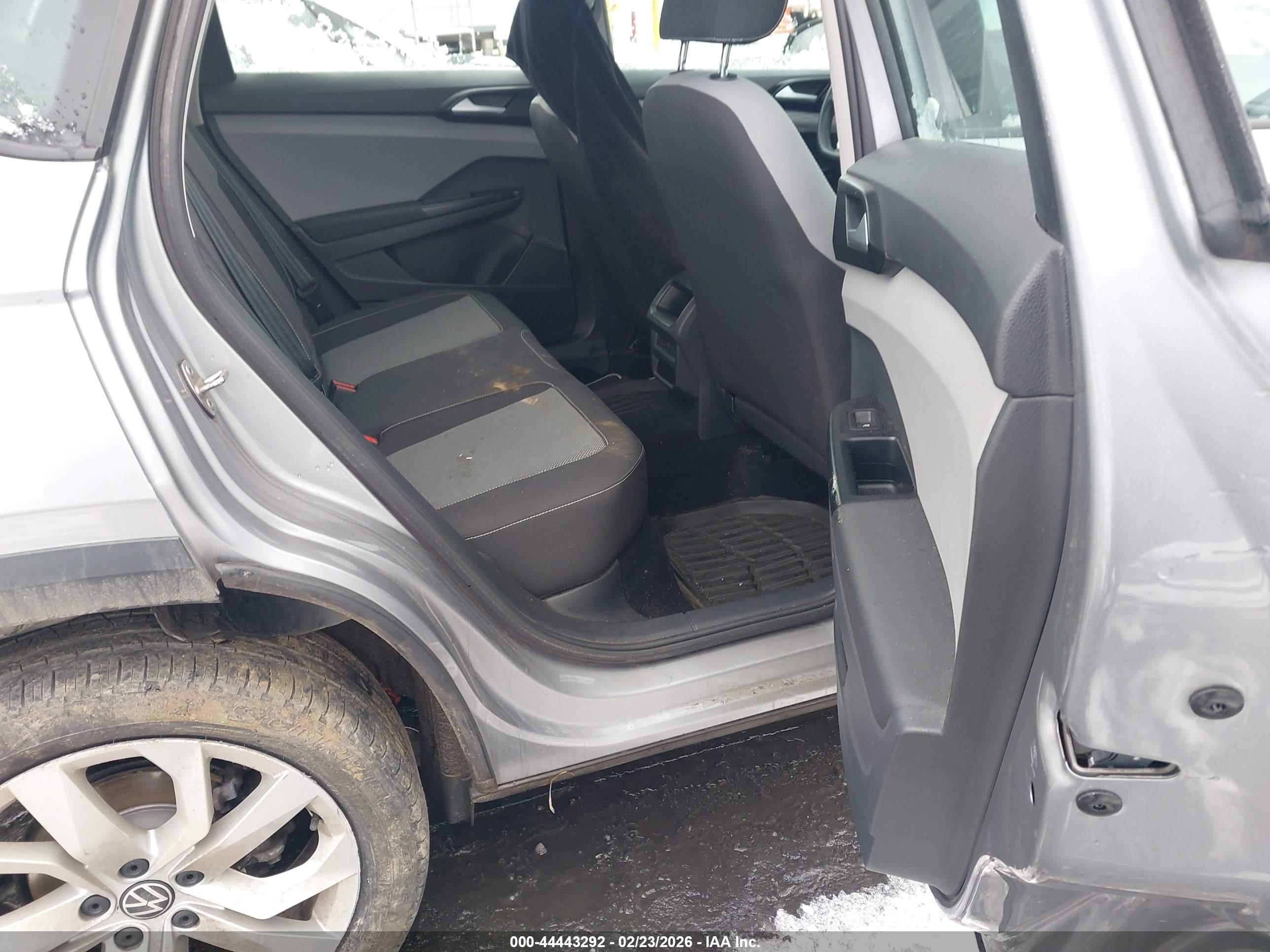 VOLKSWAGEN TAOS image 8