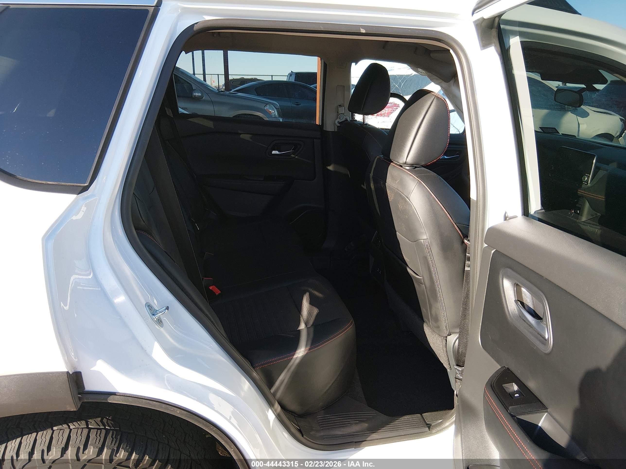 NISSAN ROGUE image 8