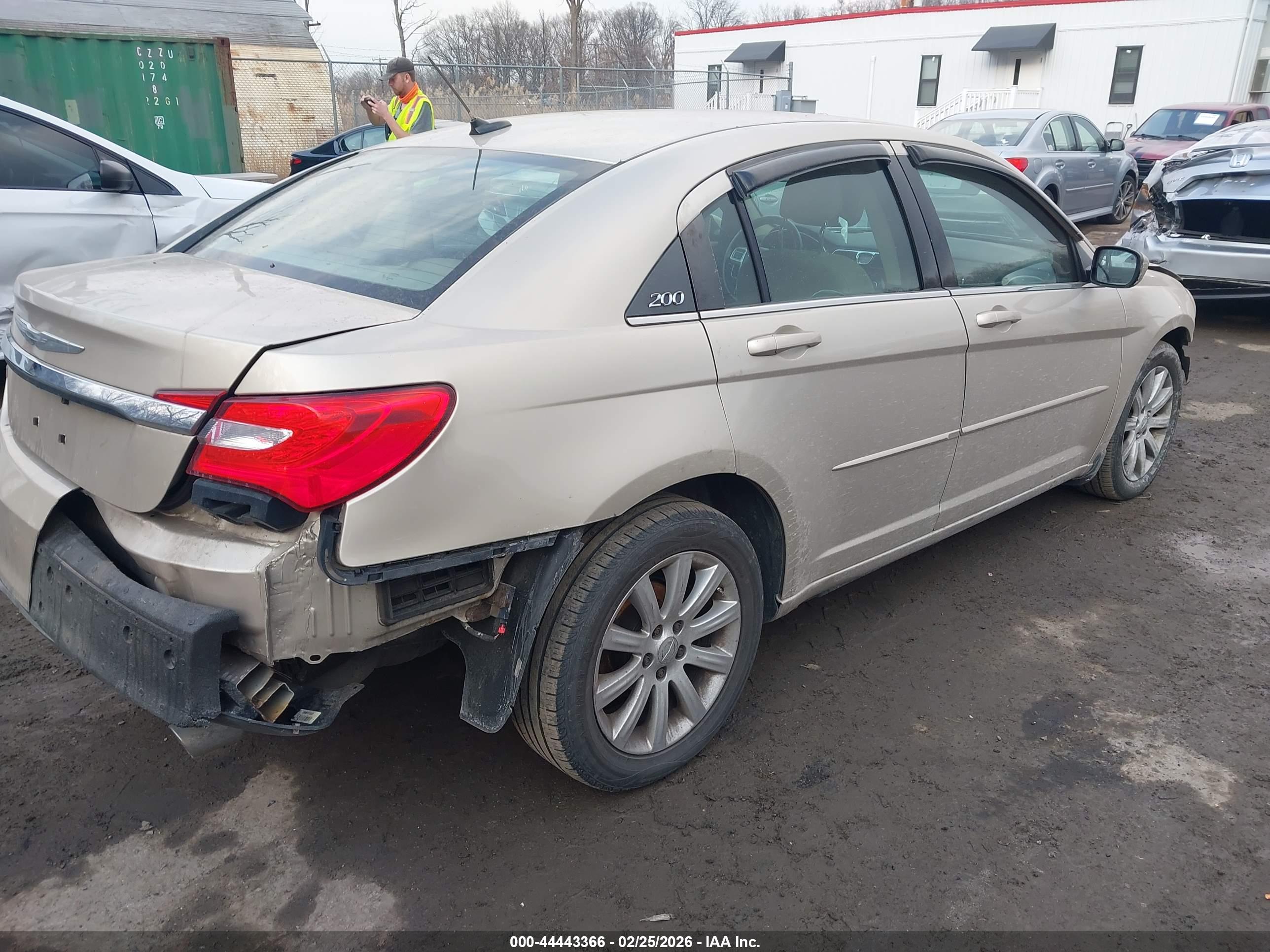 CHRYSLER 200 image 4