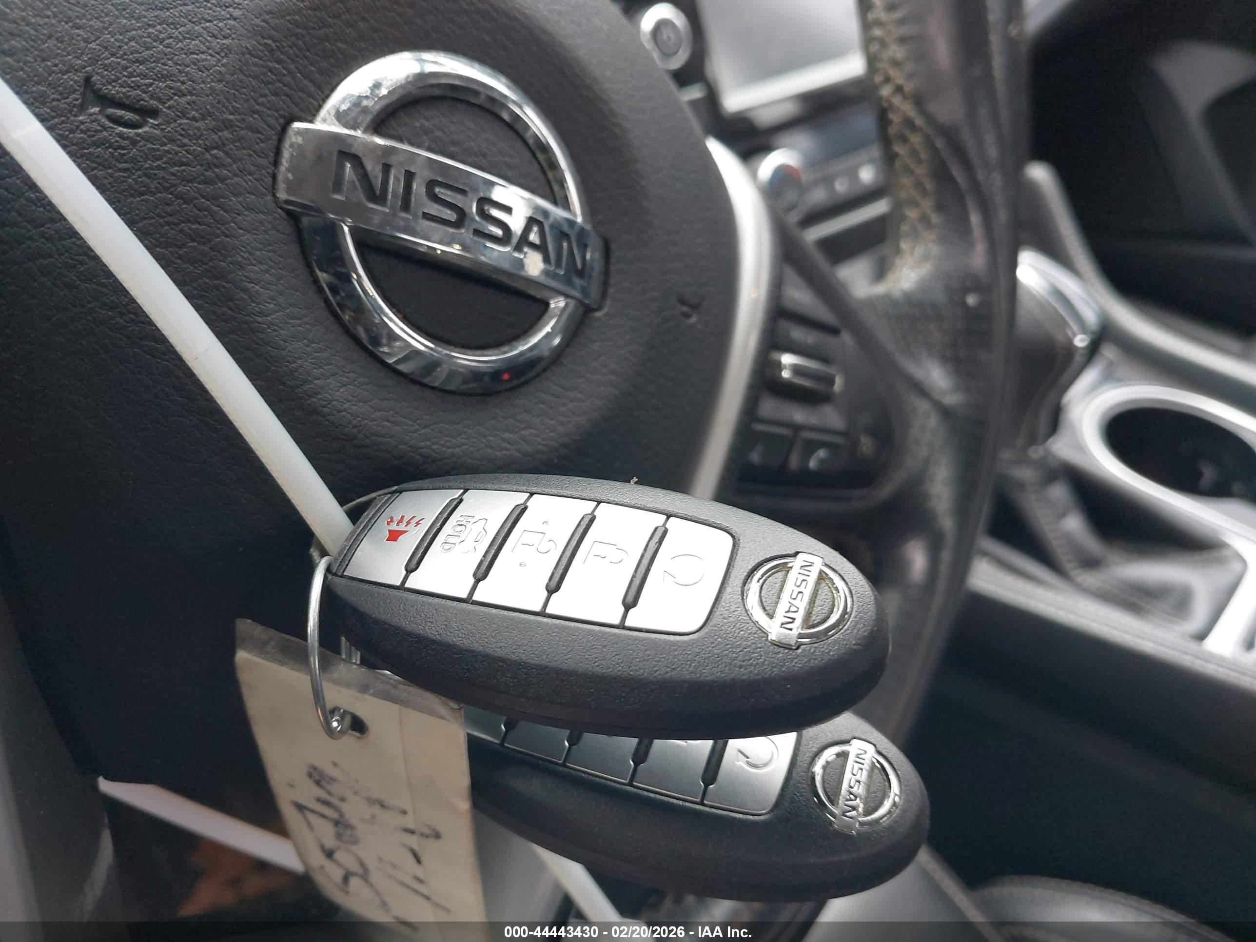 NISSAN MAXIMA image 11