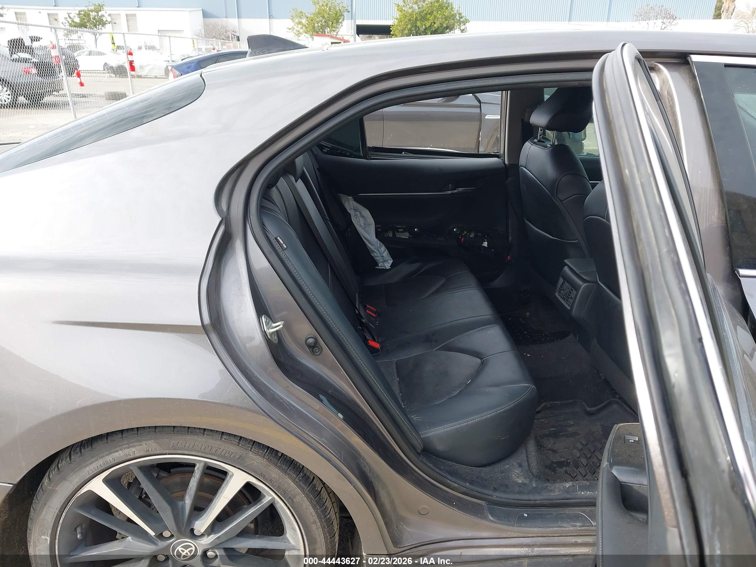 TOYOTA CAMRY image 8