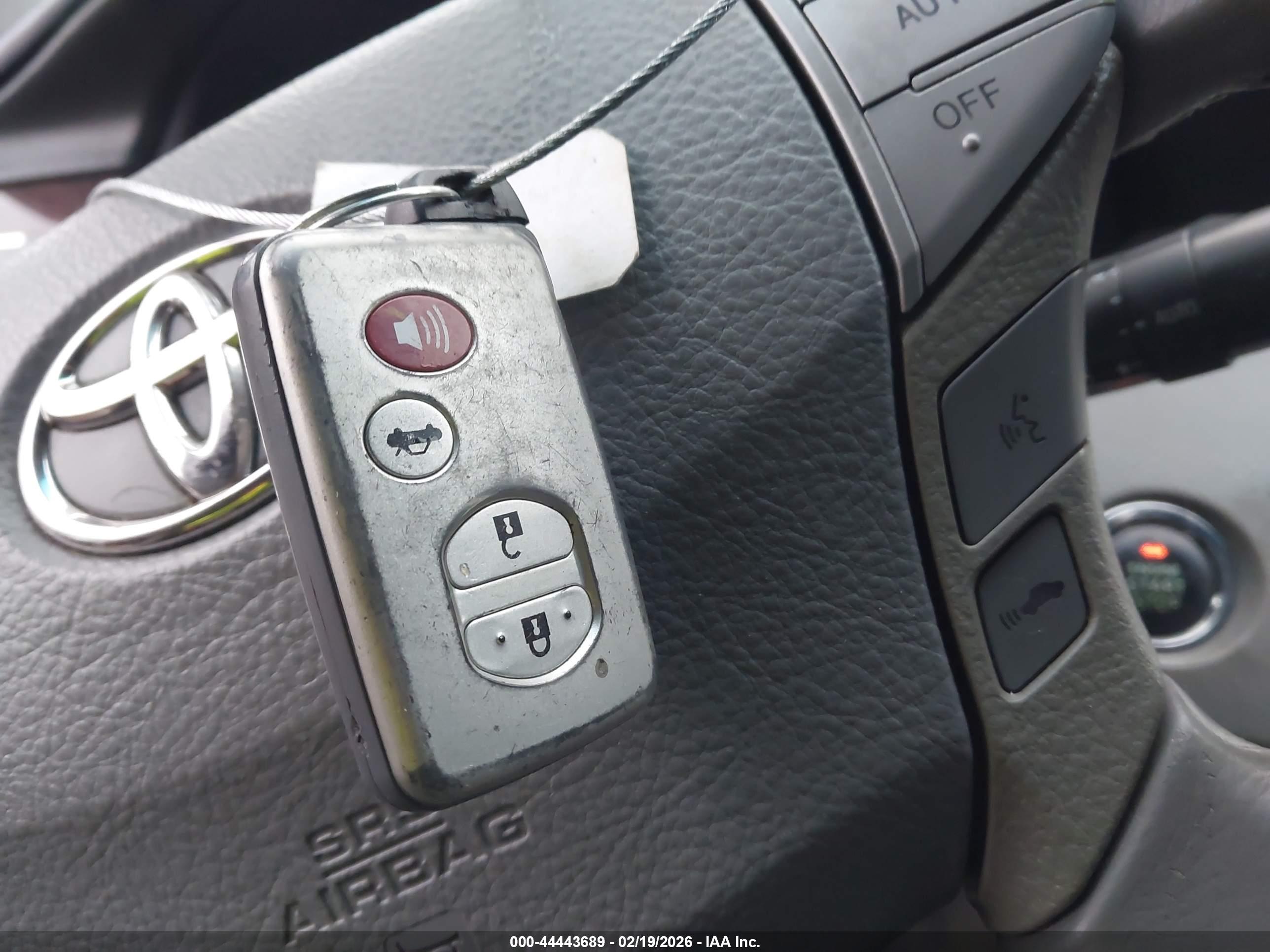 TOYOTA AVALON image 11