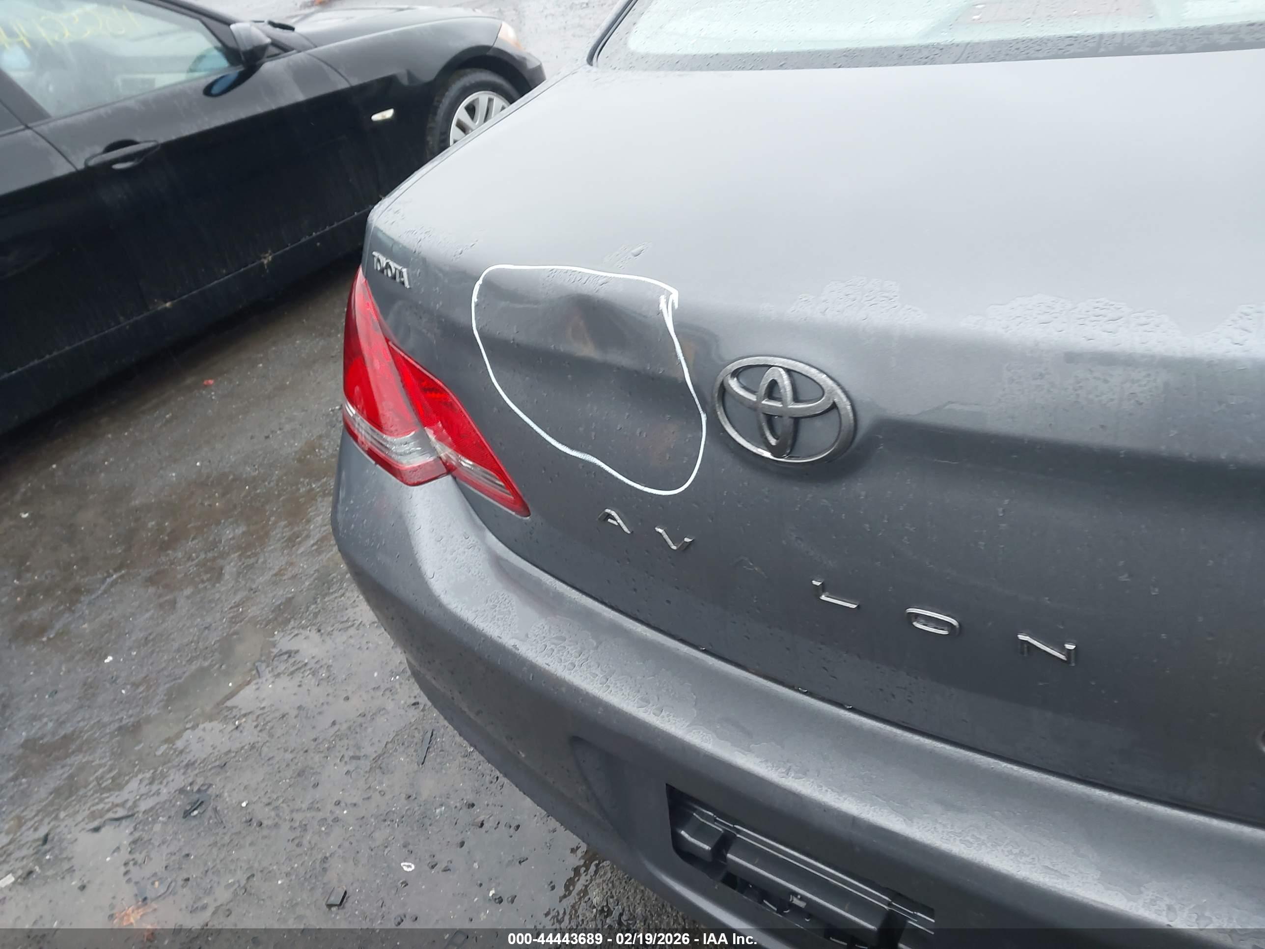 TOYOTA AVALON image 6