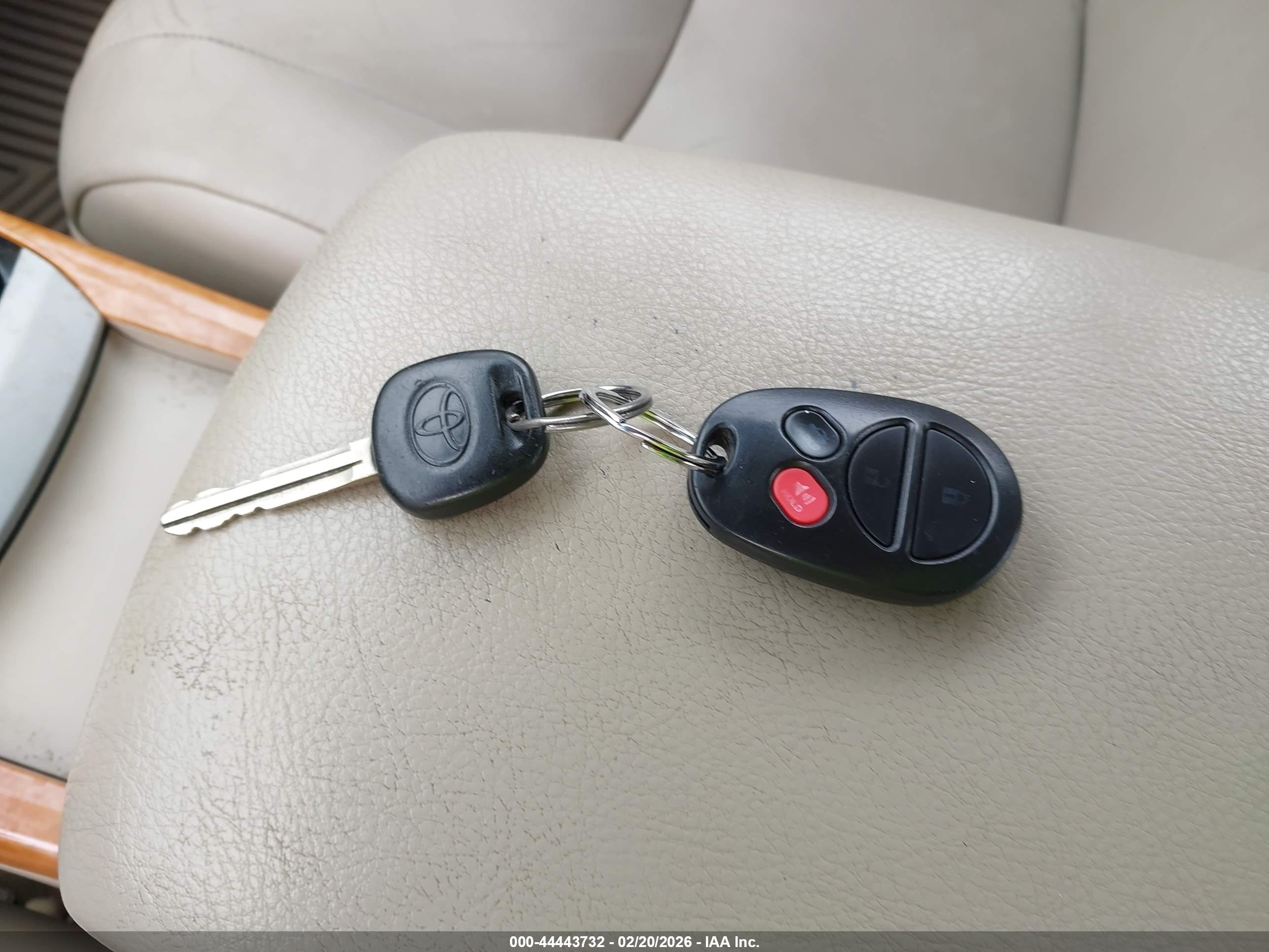 TOYOTA AVALON image 11