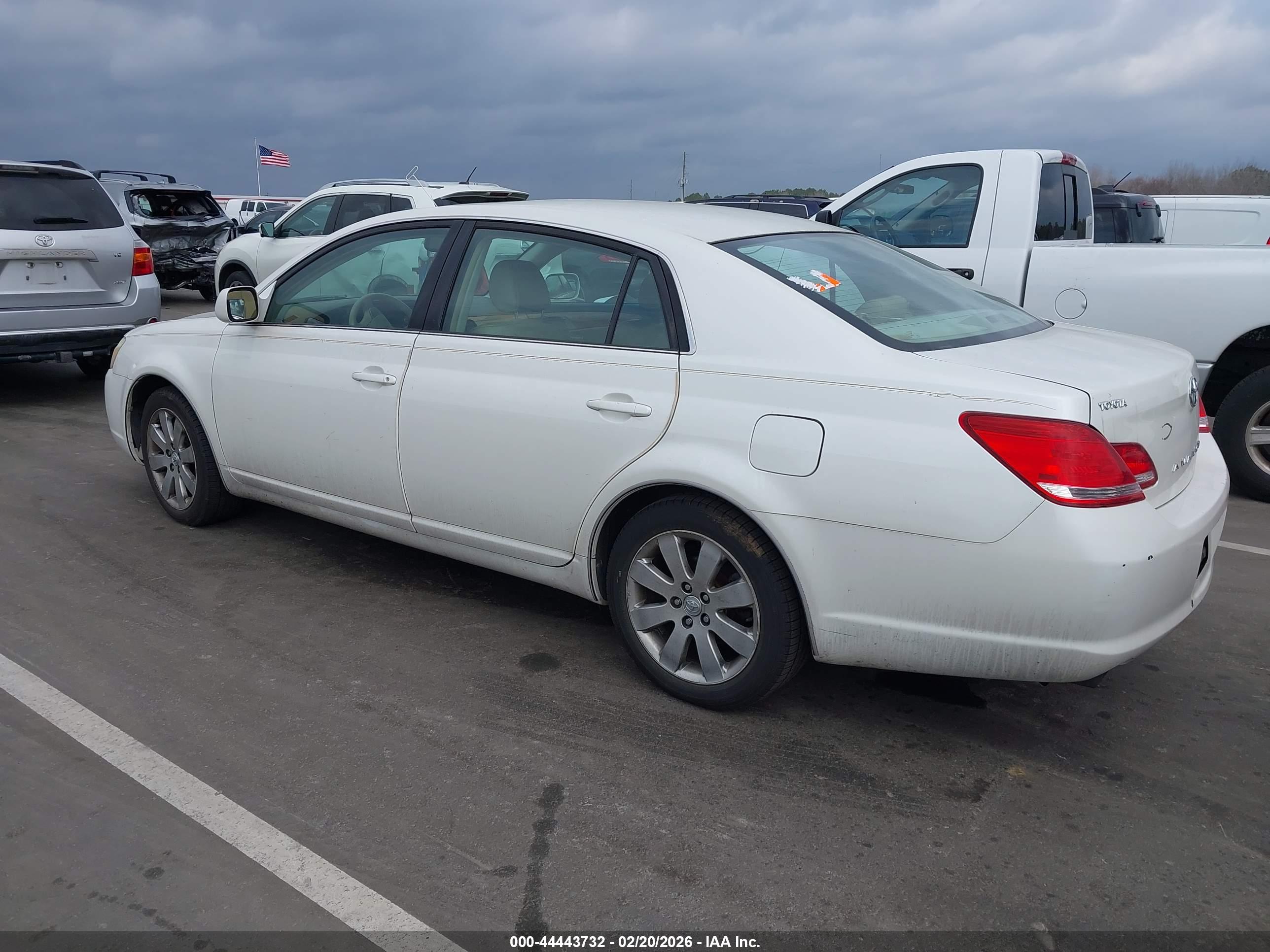 TOYOTA AVALON image 3