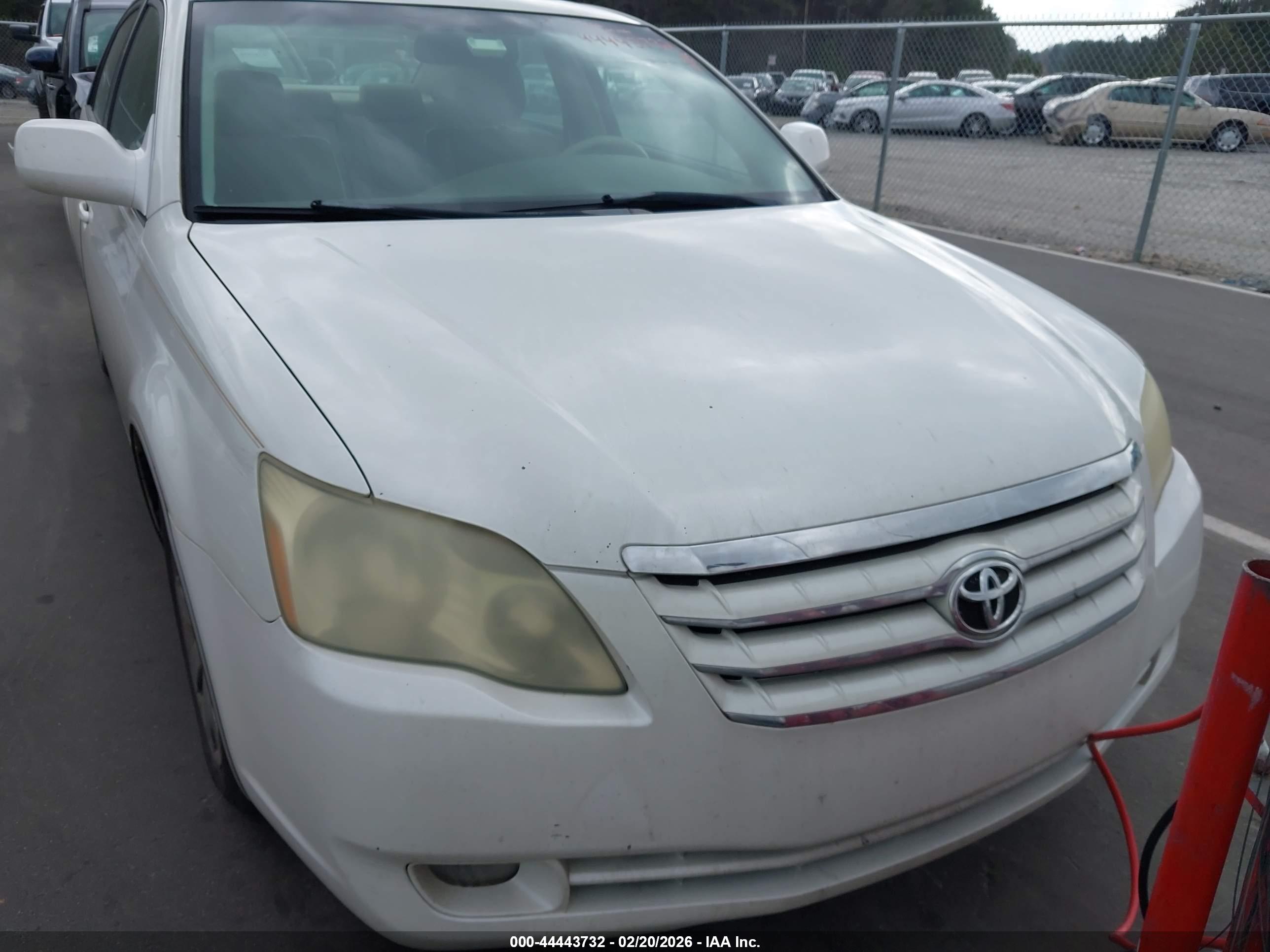 TOYOTA AVALON image 6