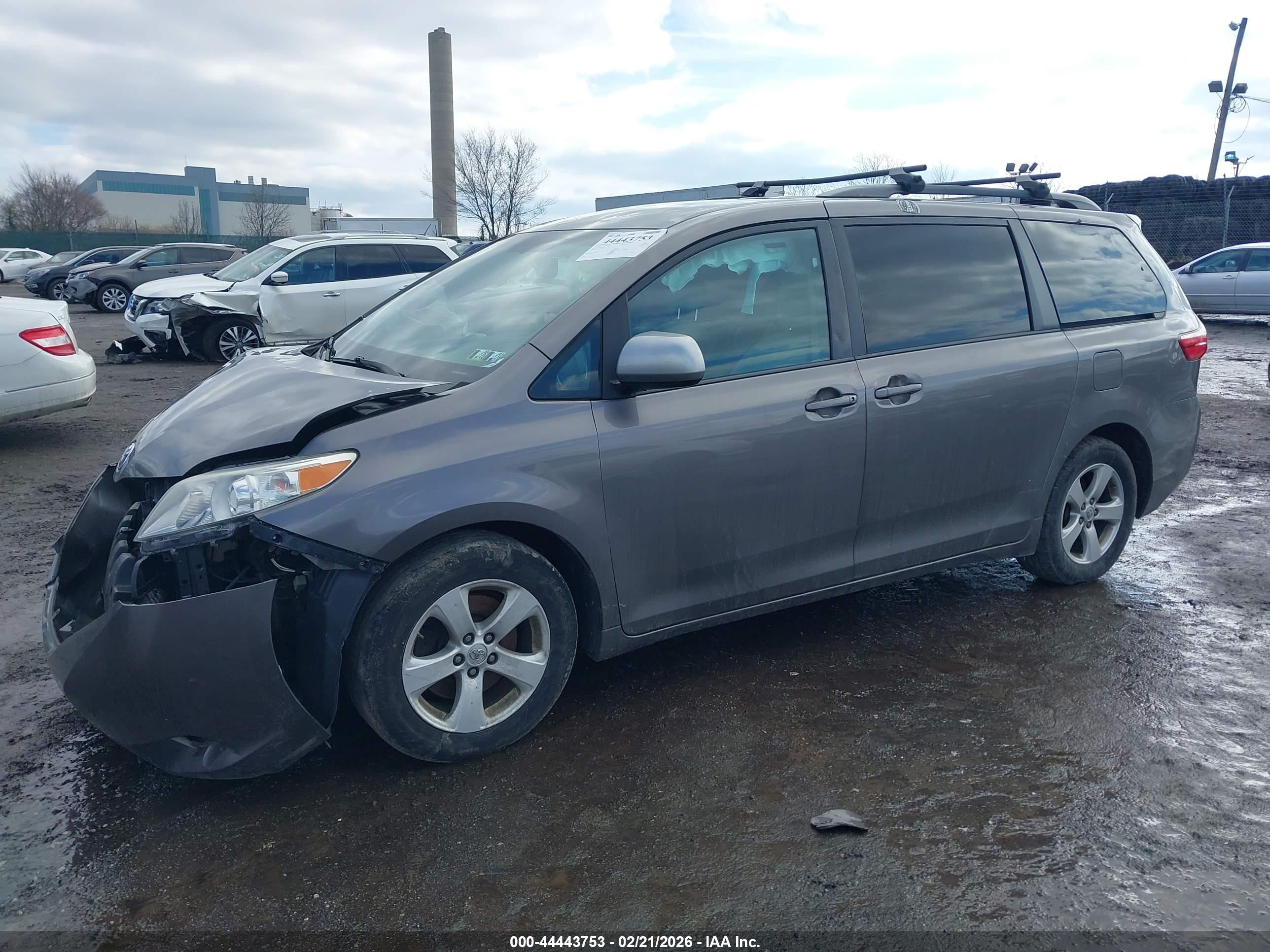TOYOTA SIENNA image 2