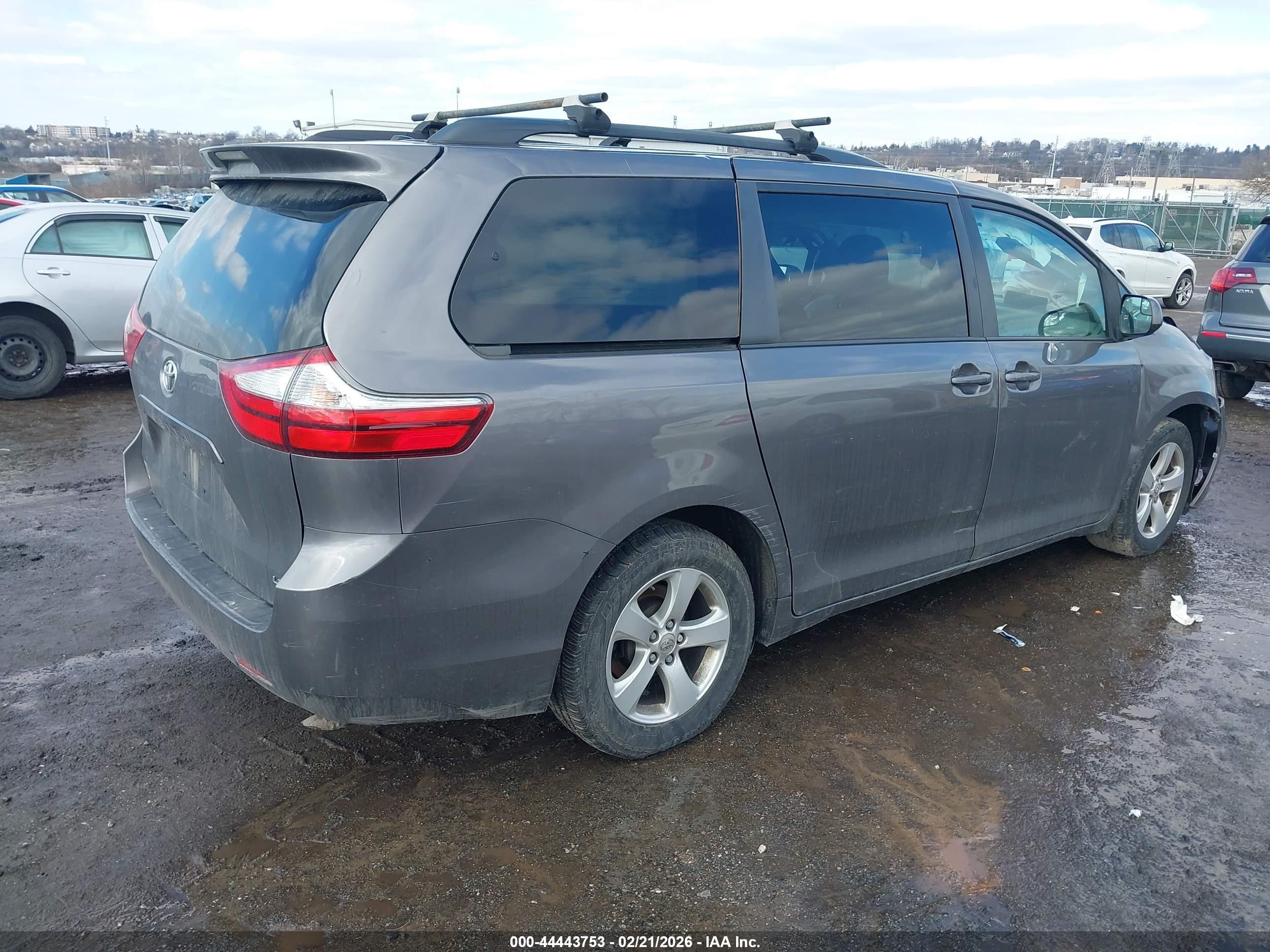TOYOTA SIENNA image 4