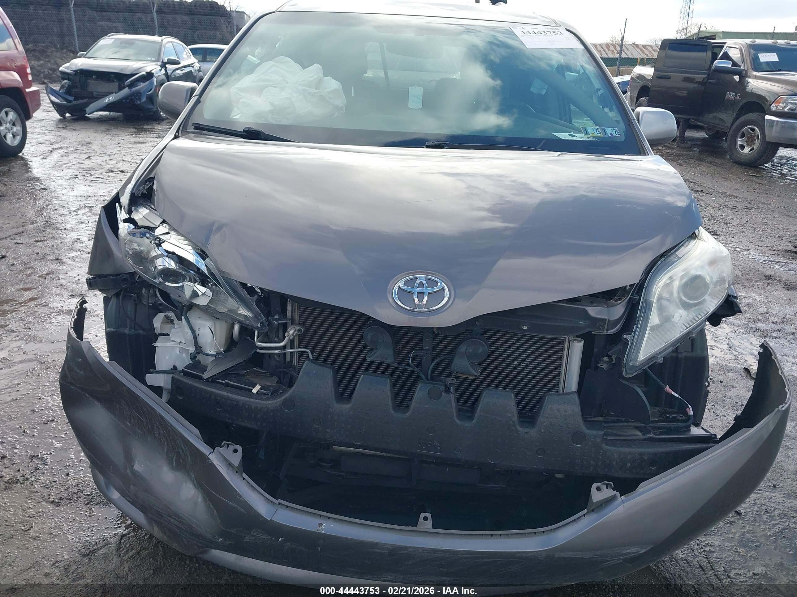 TOYOTA SIENNA image 6
