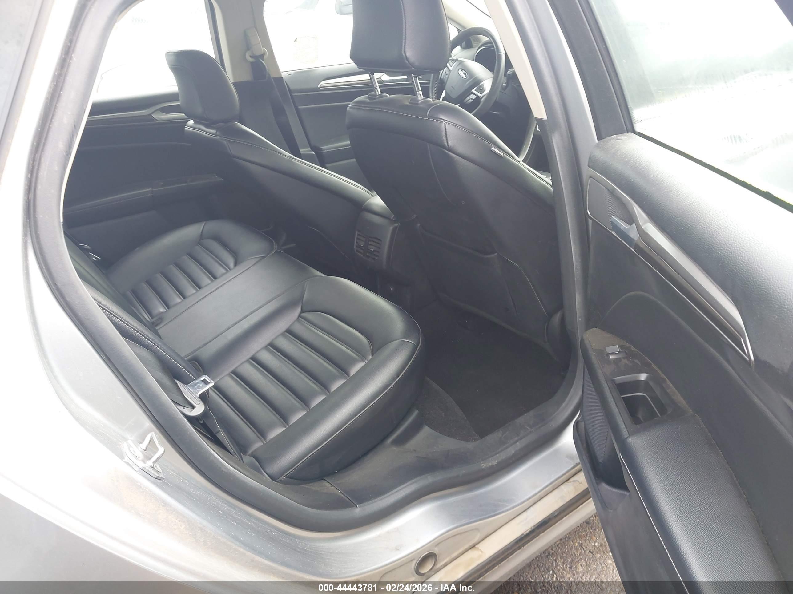 FORD FUSION image 8