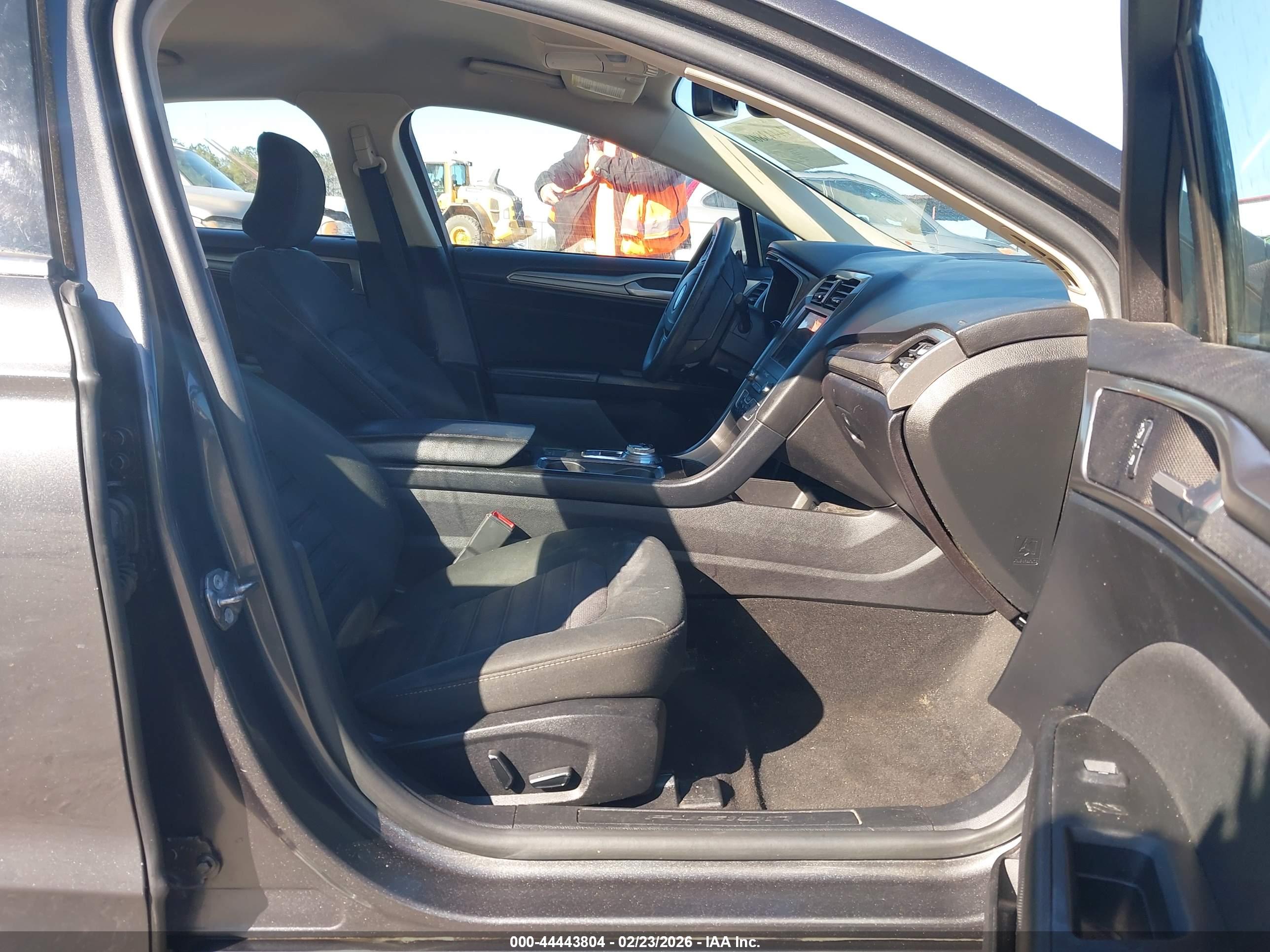 FORD FUSION image 5
