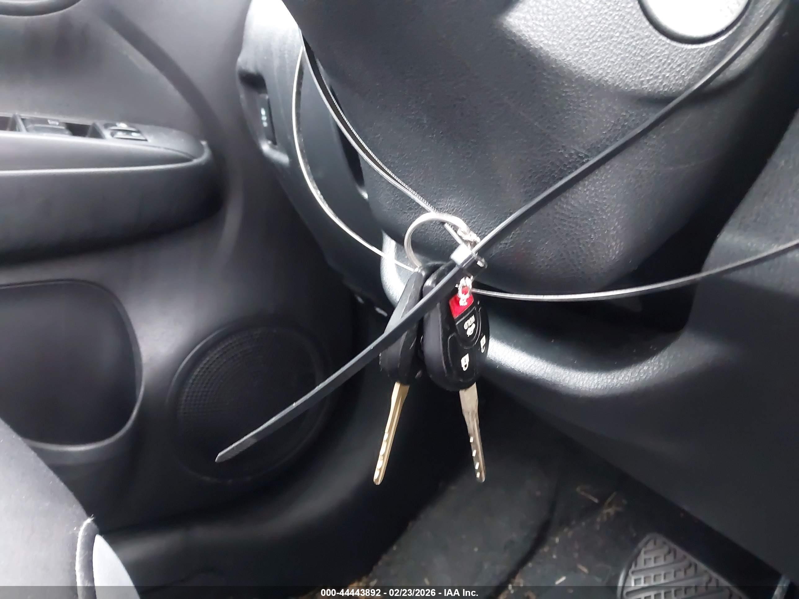 NISSAN VERSA image 11