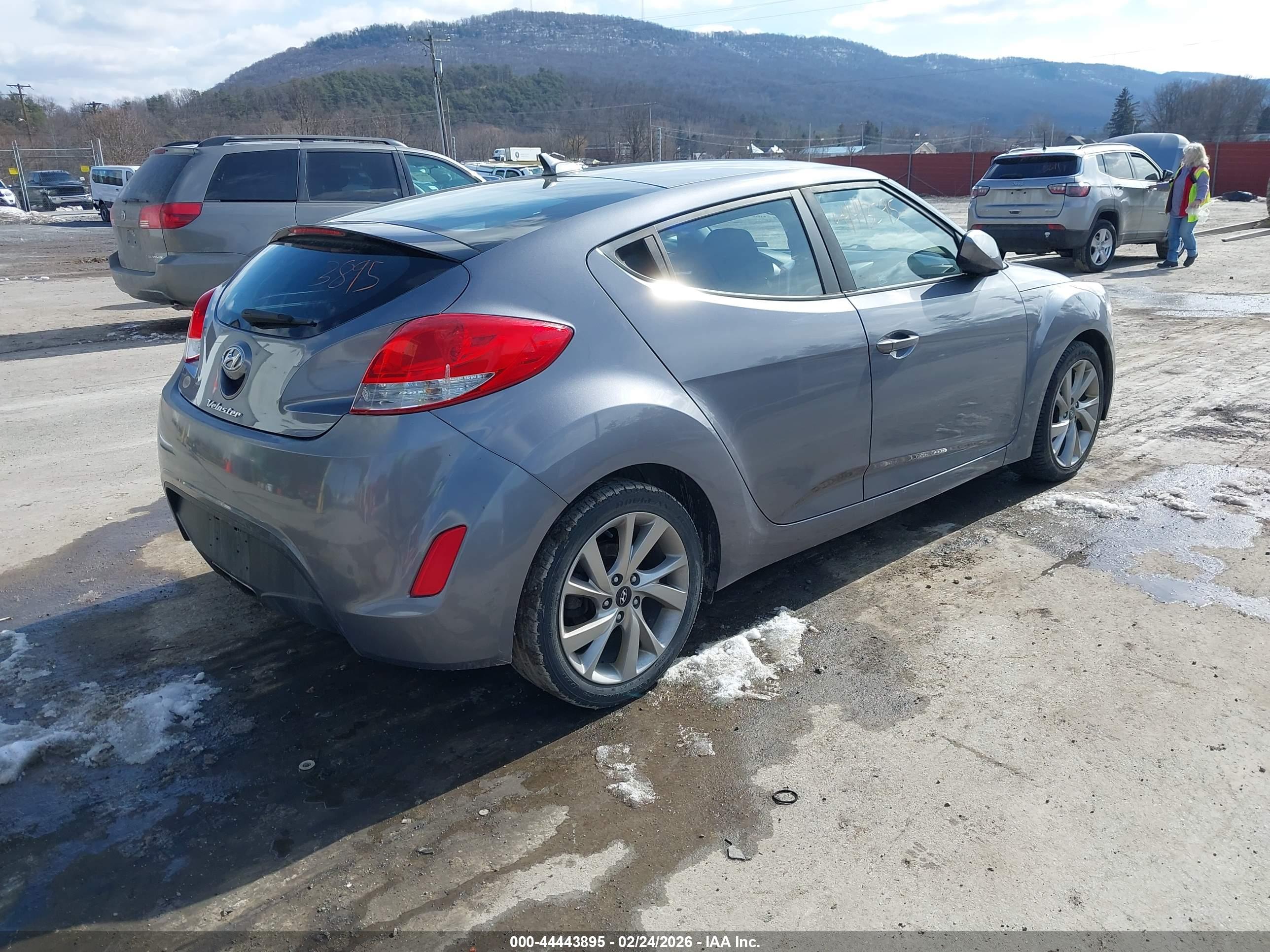 HYUNDAI VELOSTER image 4