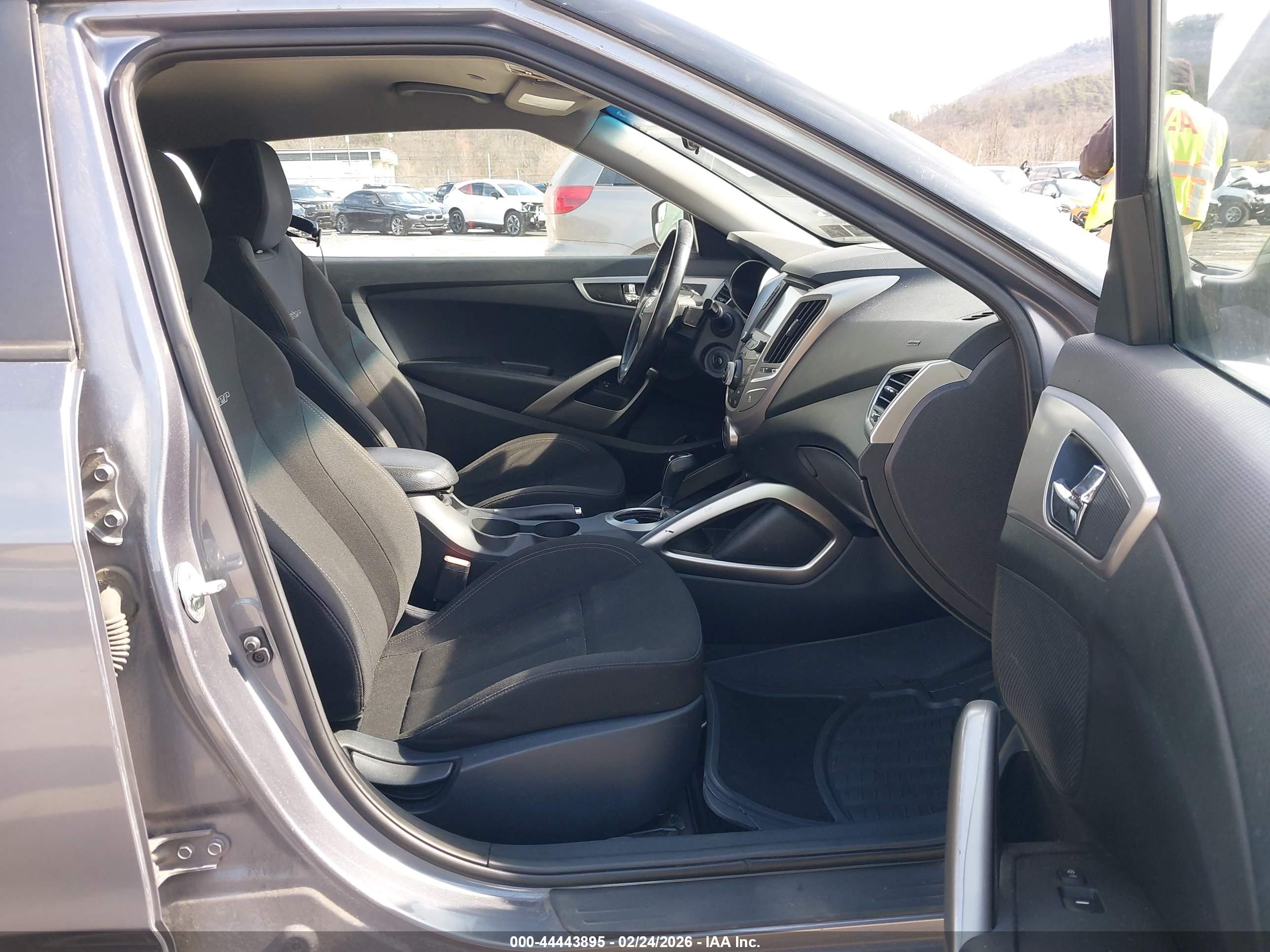HYUNDAI VELOSTER image 5