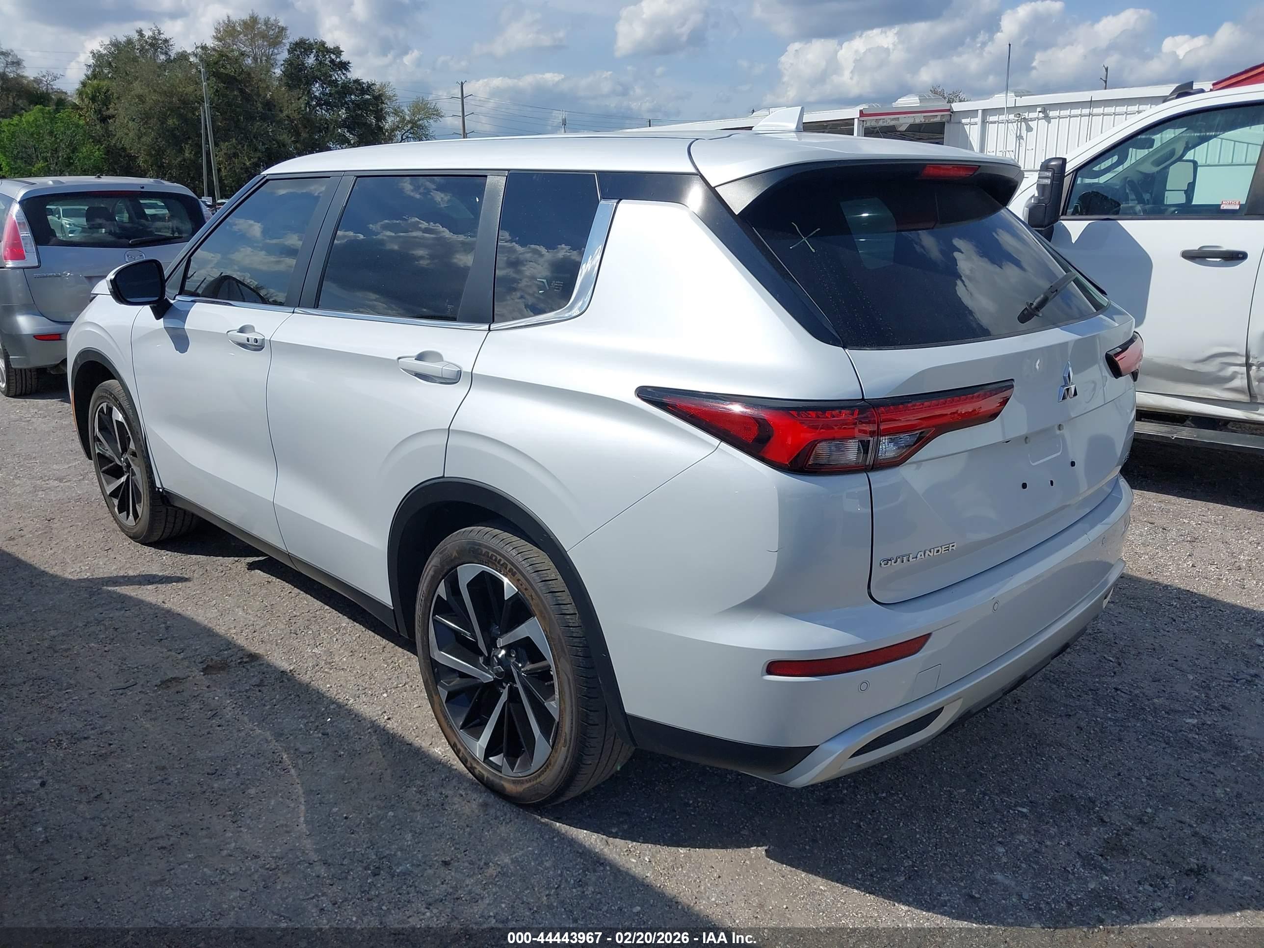 MITSUBISHI OUTLANDER image 3
