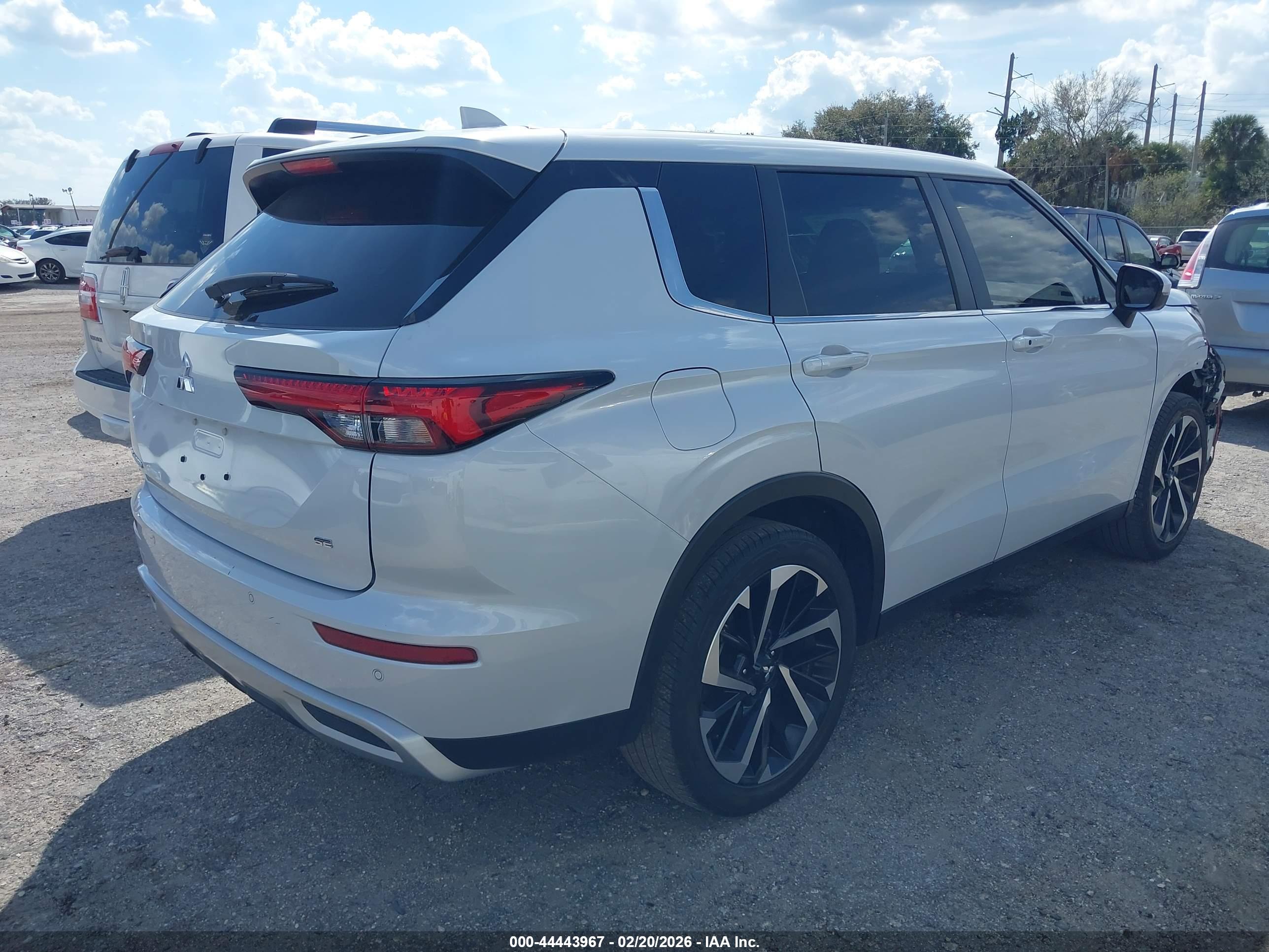 MITSUBISHI OUTLANDER image 4