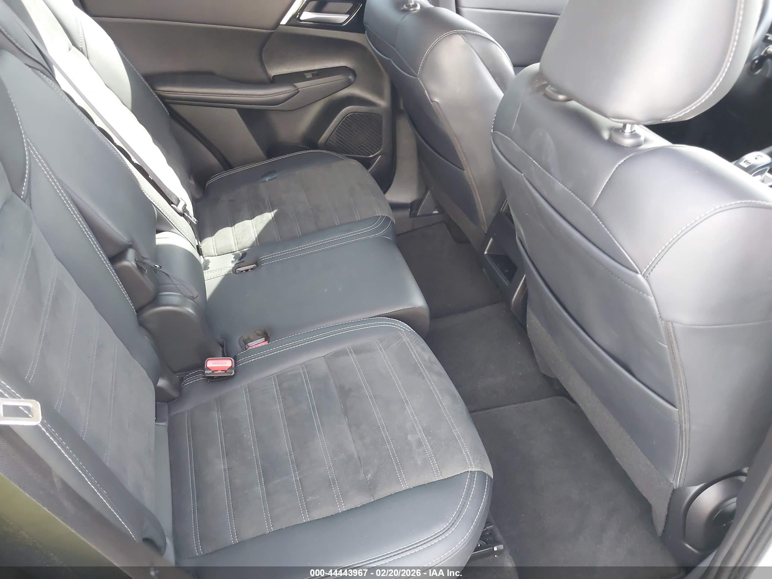 MITSUBISHI OUTLANDER image 8