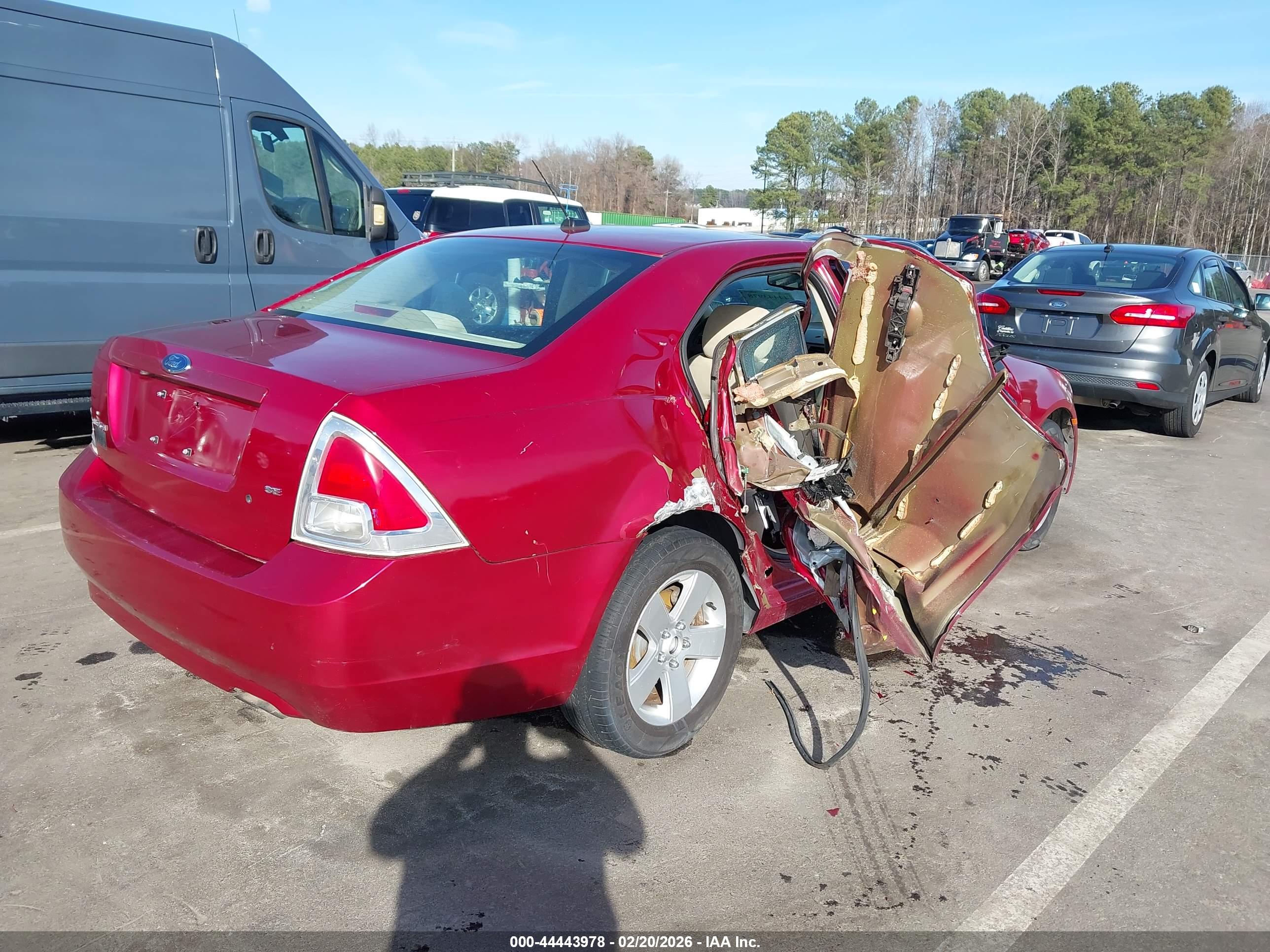 FORD FUSION image 4