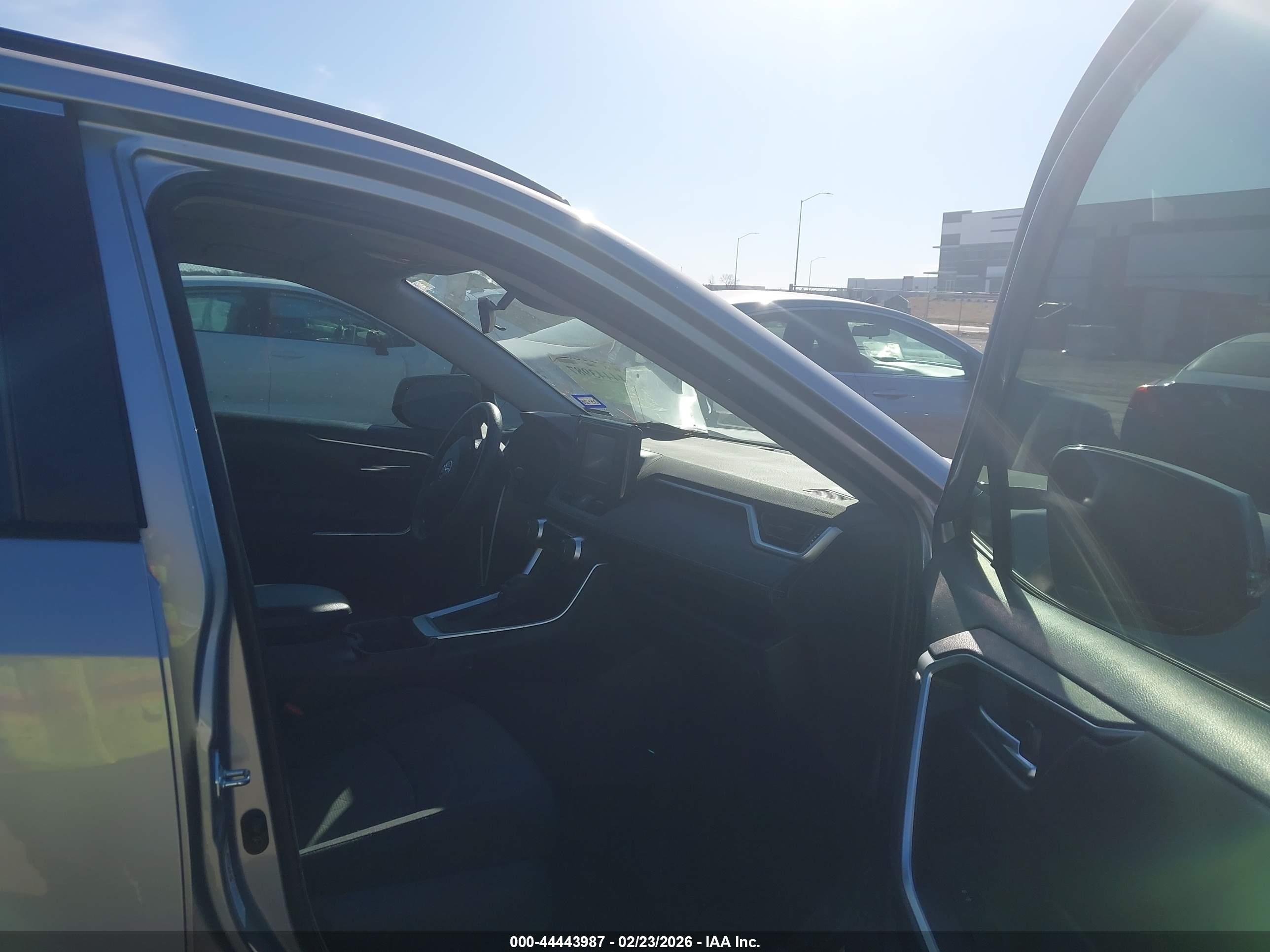 TOYOTA RAV4 image 5