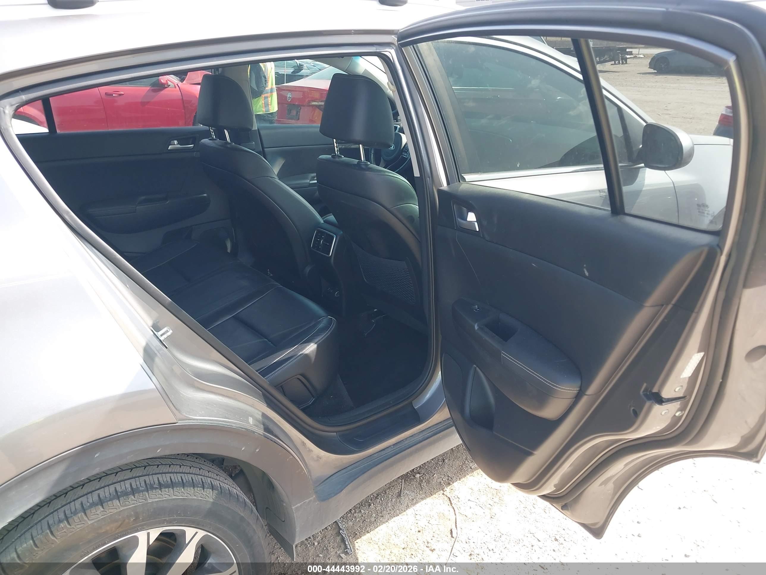 KIA SPORTAGE image 8