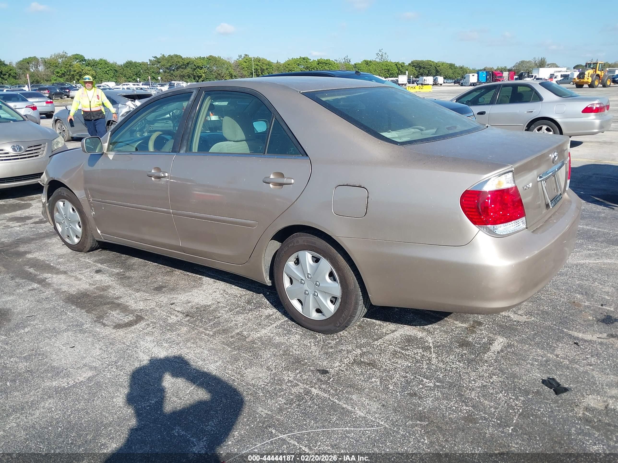 TOYOTA CAMRY image 3