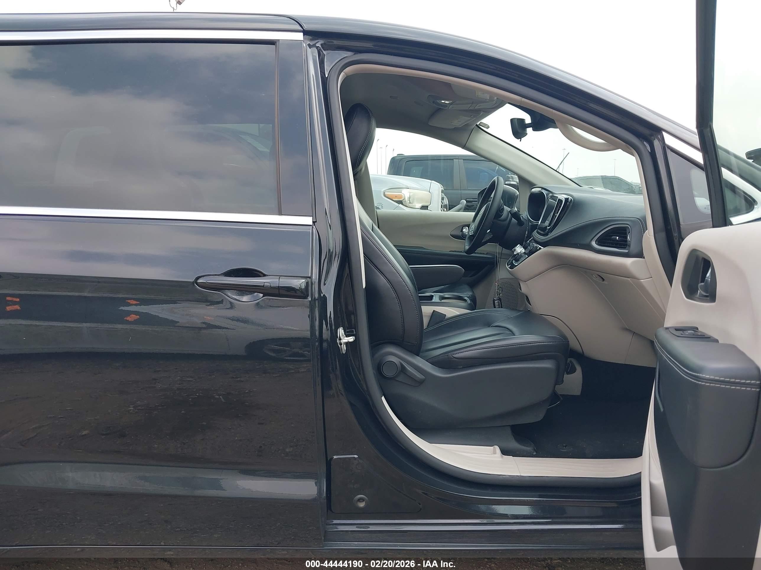 CHRYSLER PACIFICA image 5