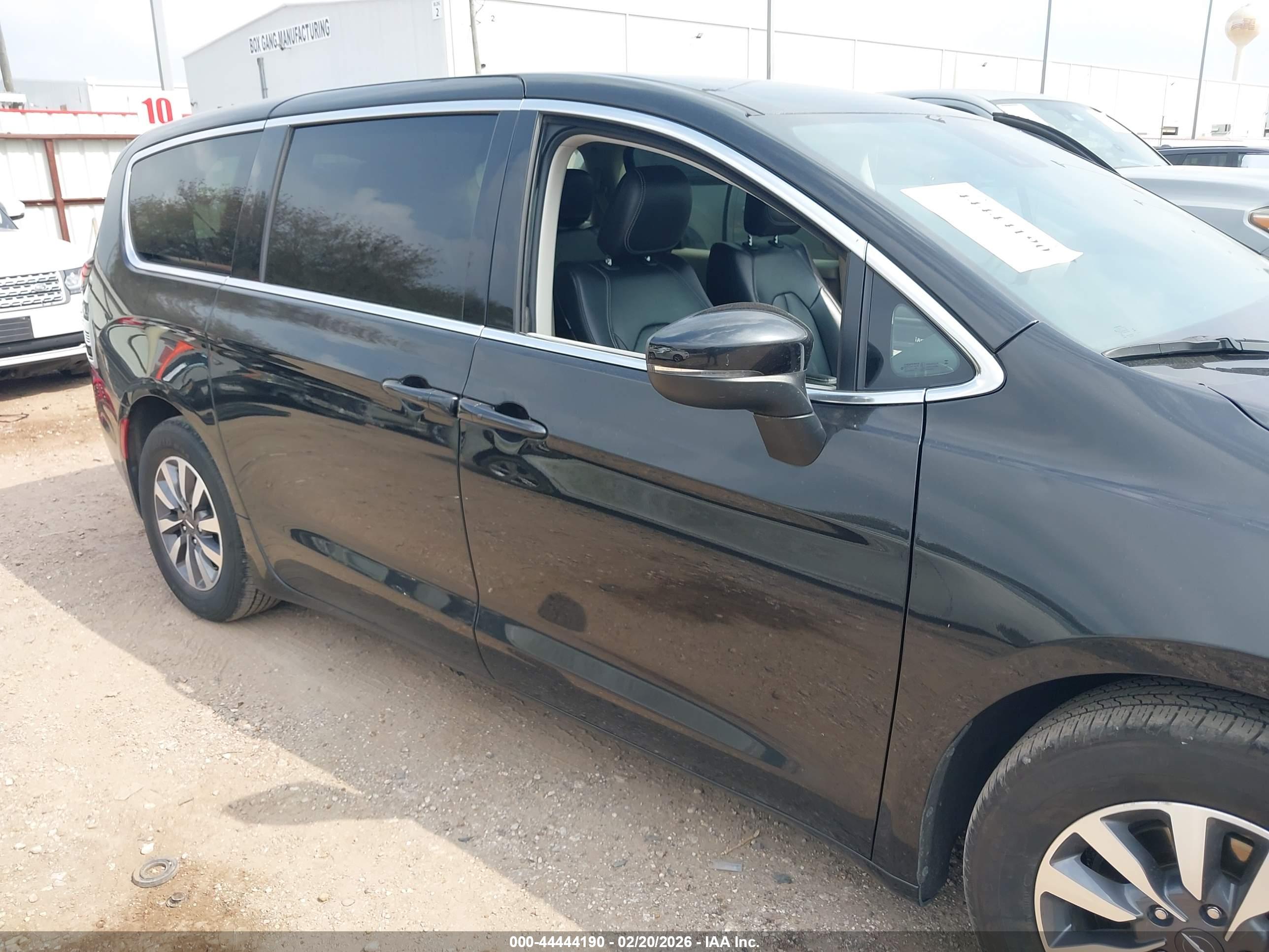 CHRYSLER PACIFICA image 6