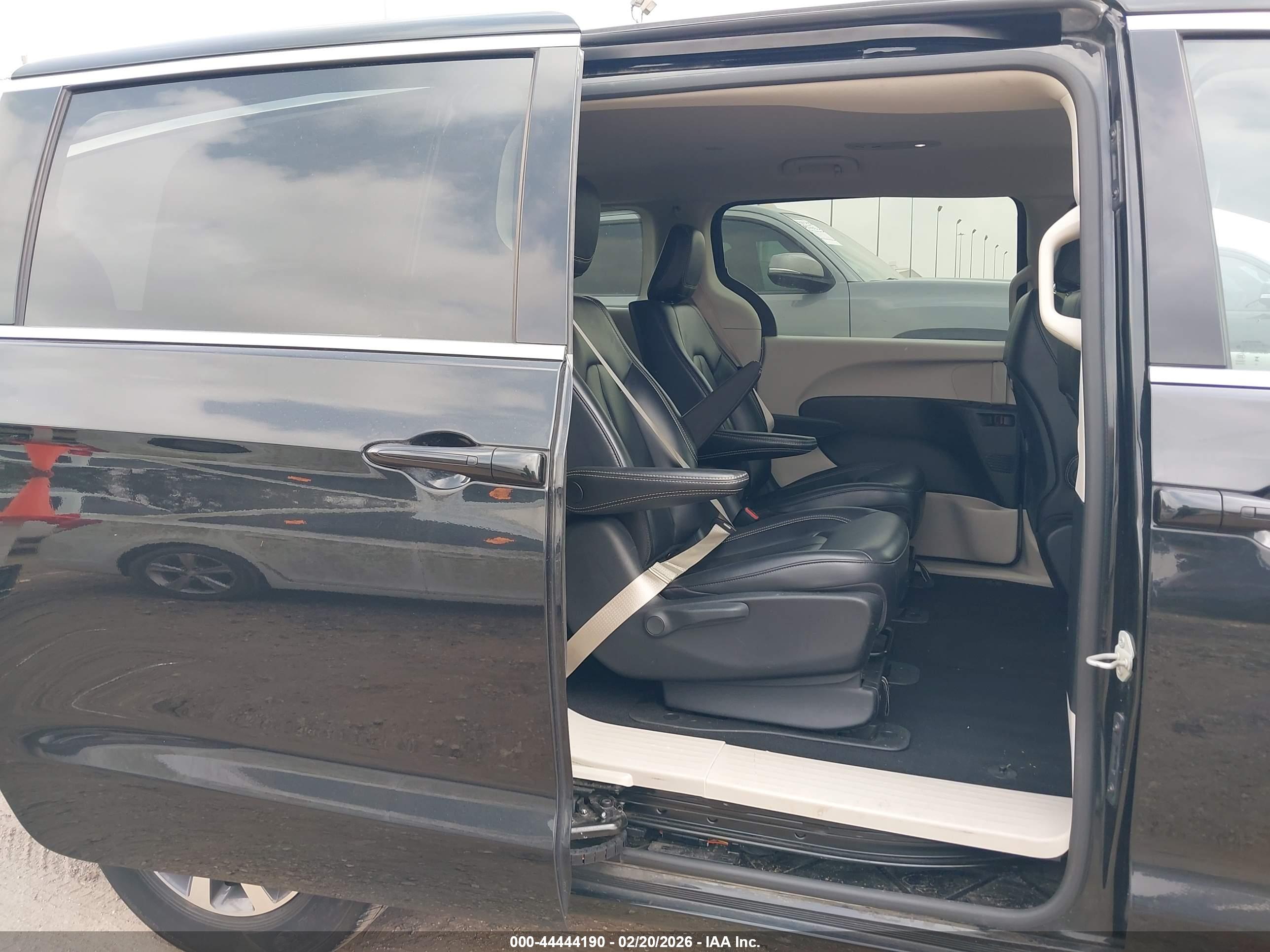 CHRYSLER PACIFICA image 8