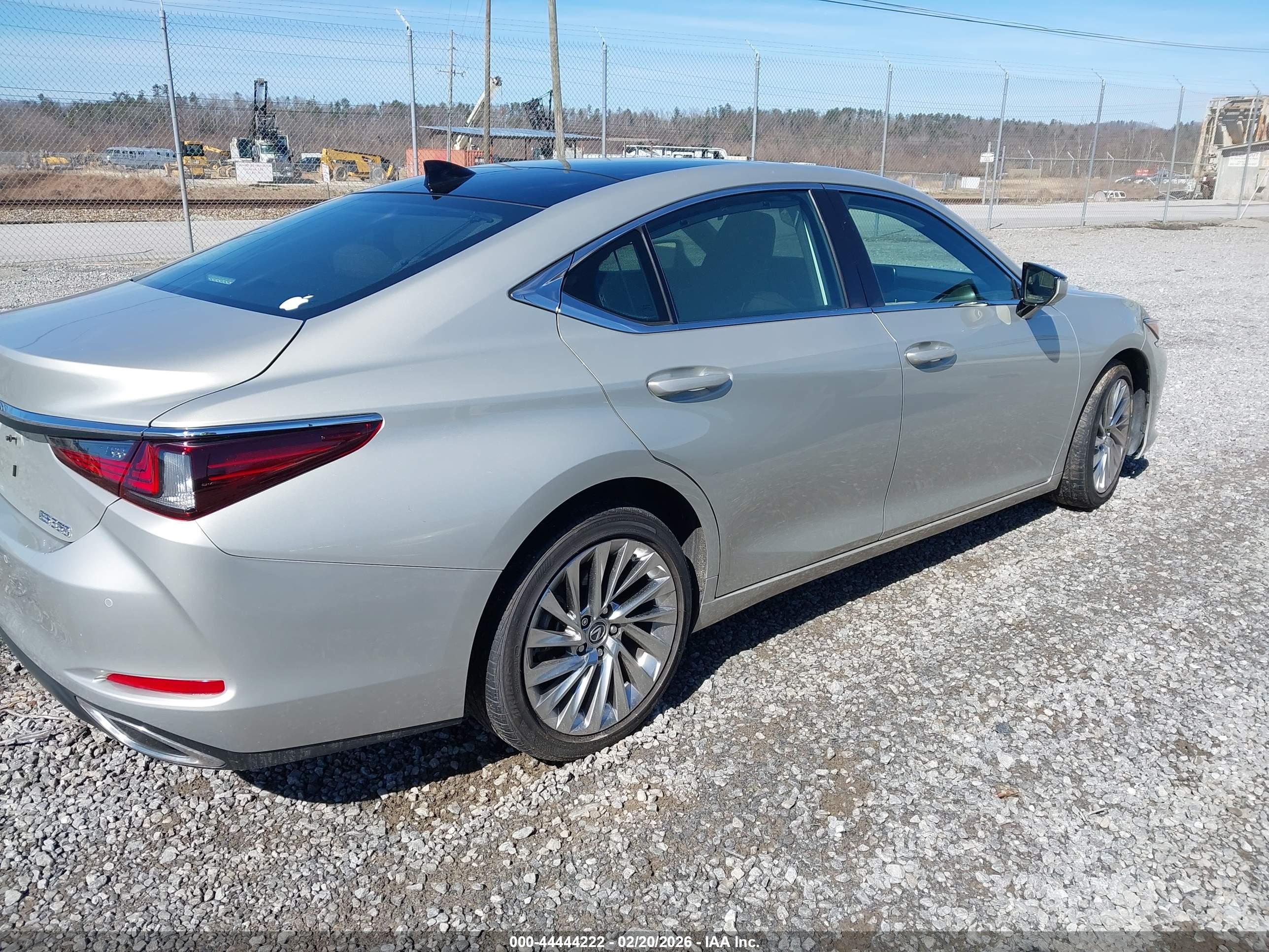 LEXUS ES image 4