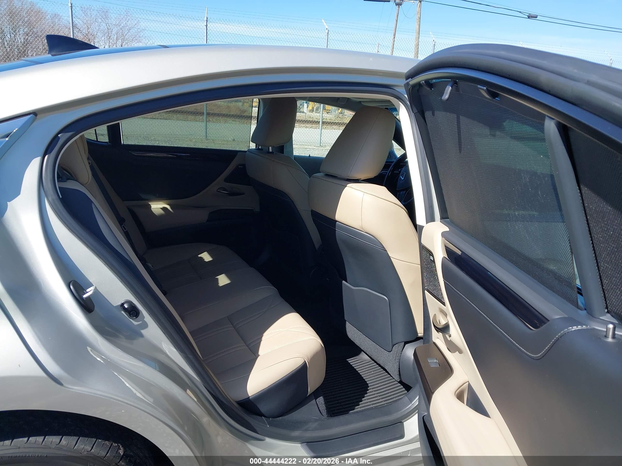 LEXUS ES image 8