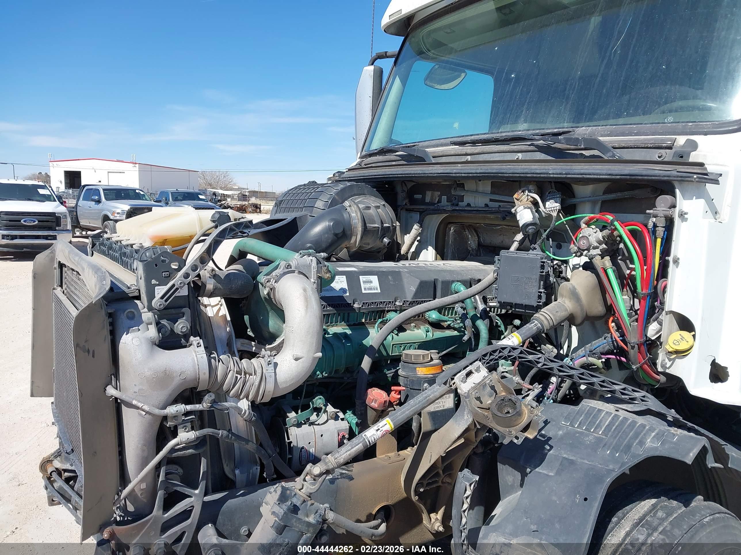 VOLVO VNL image 10