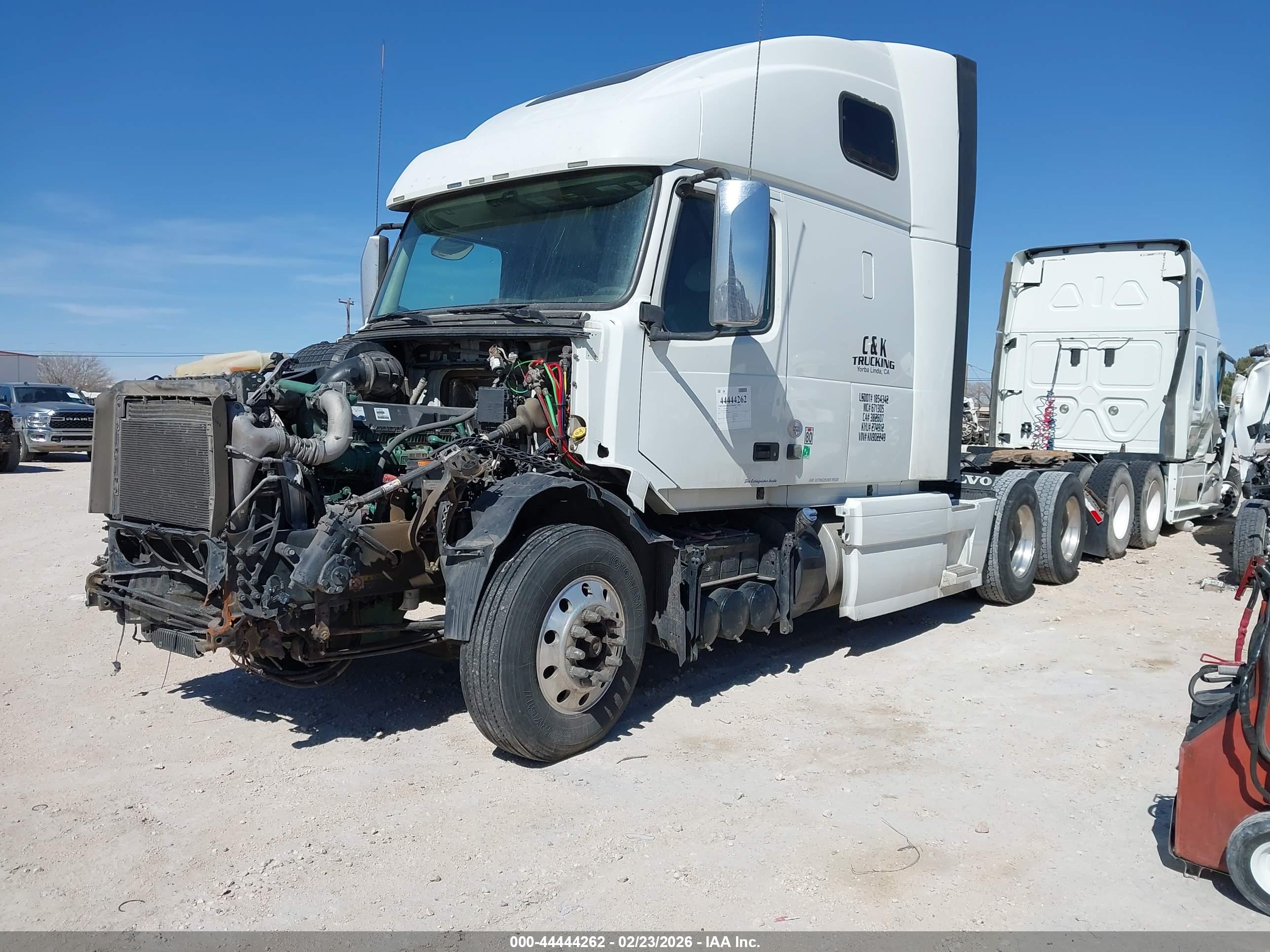 VOLVO VNL image 2