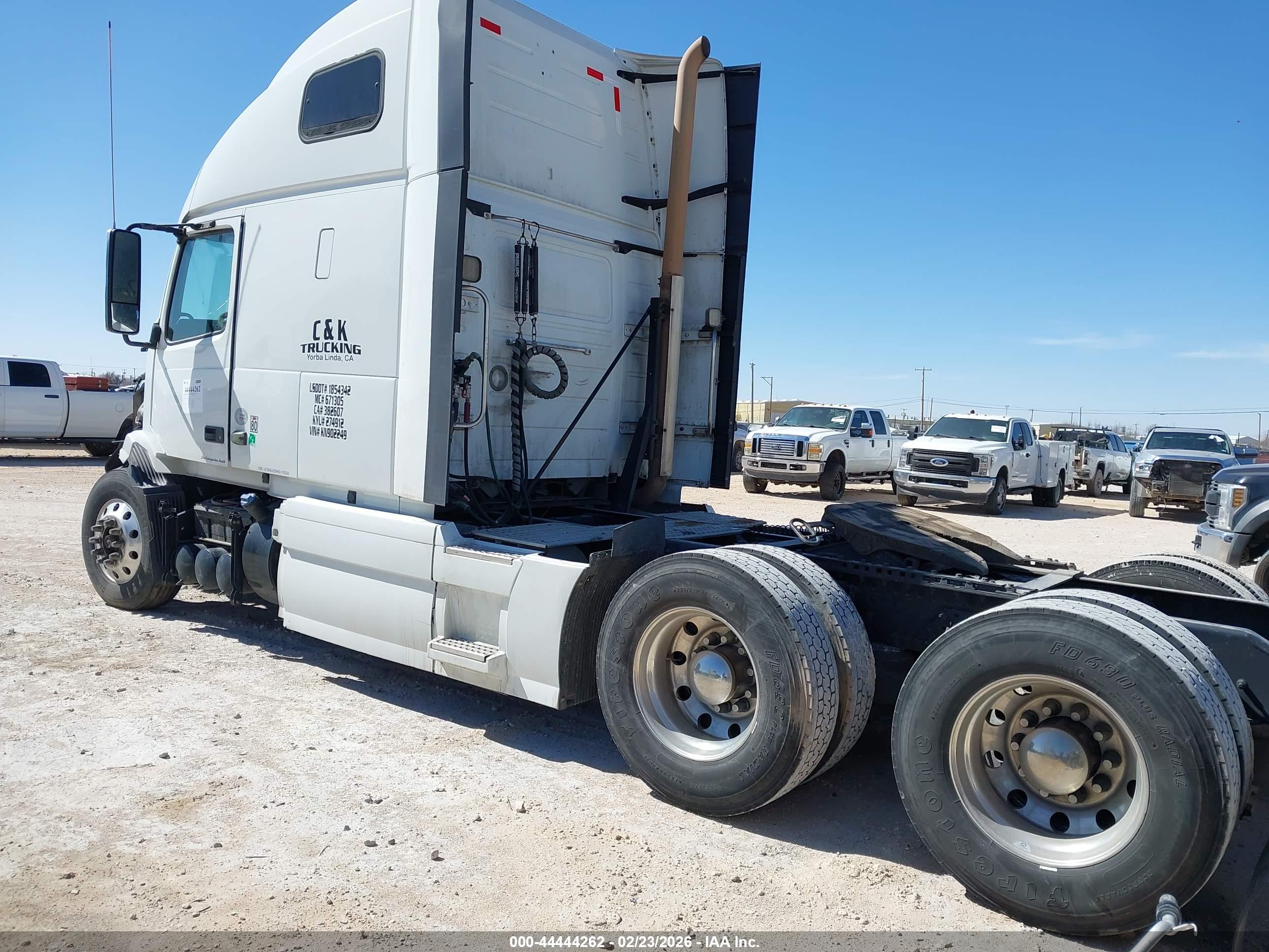 VOLVO VNL image 3