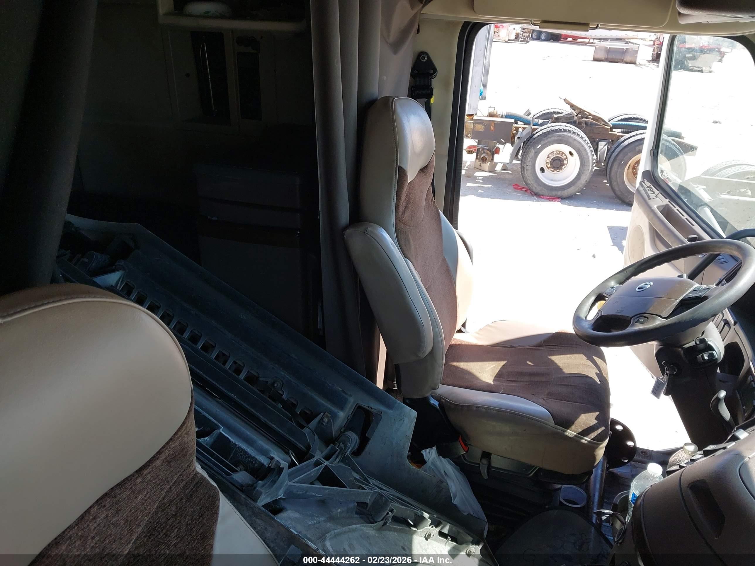 VOLVO VNL image 8