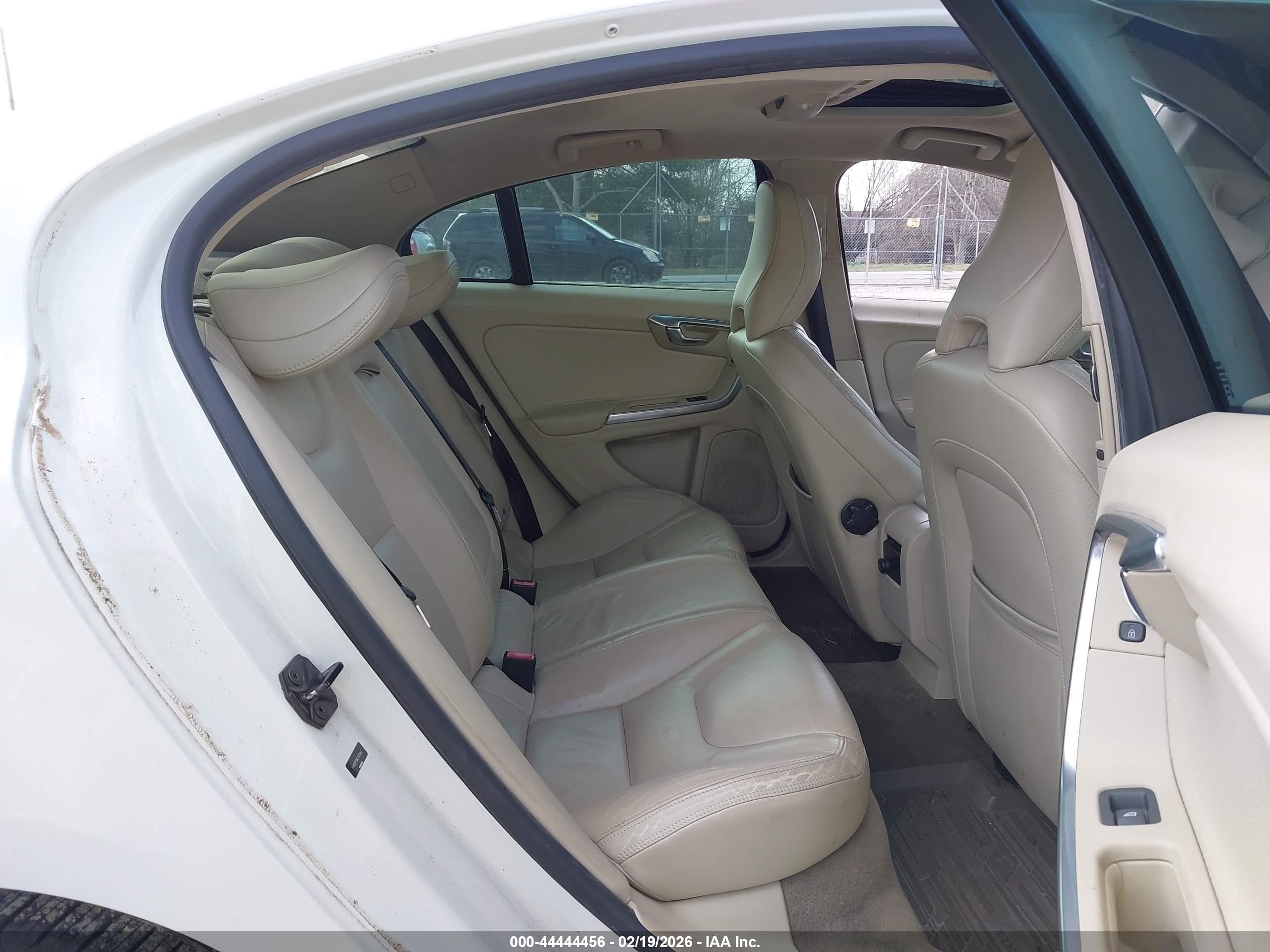 VOLVO S60 image 8