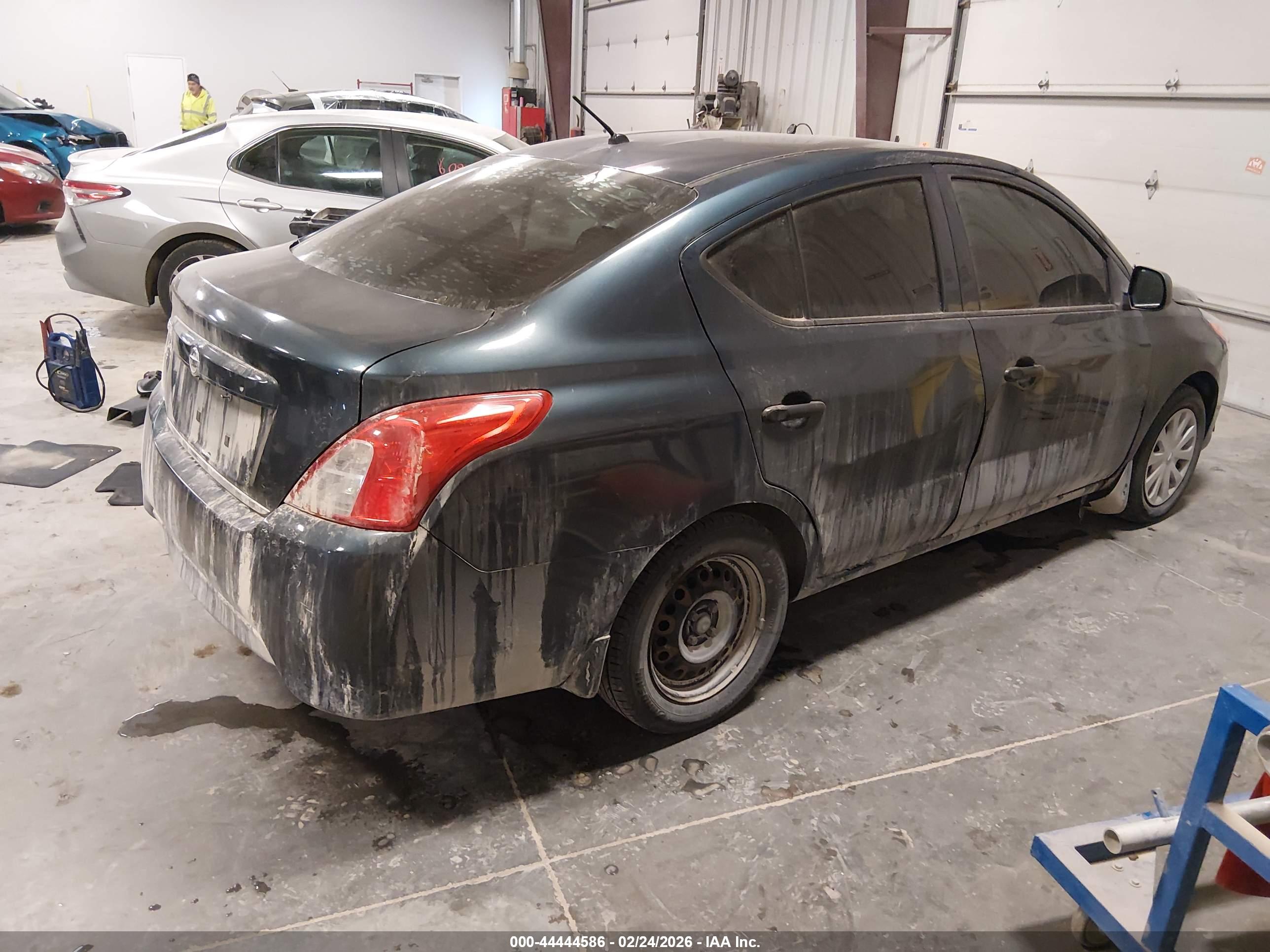 NISSAN VERSA image 4