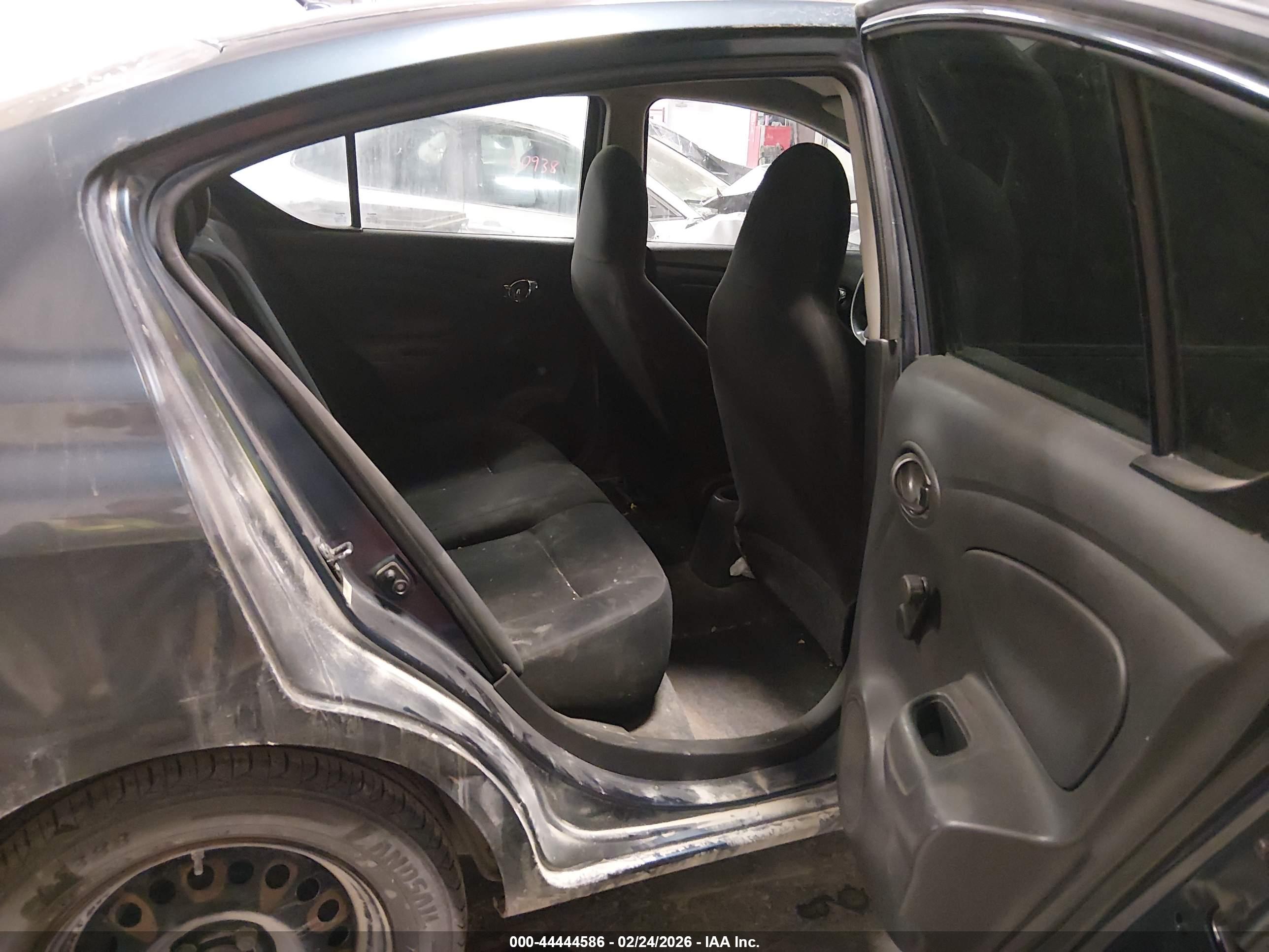 NISSAN VERSA image 8