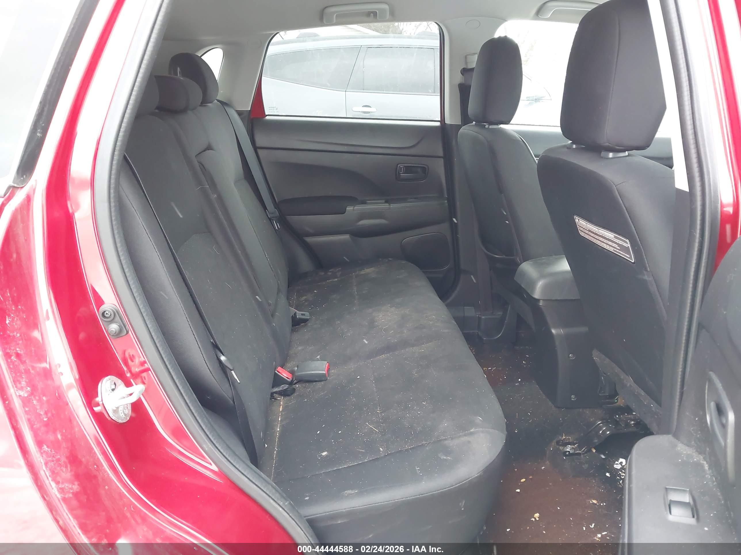 MITSUBISHI OUTLANDER image 8