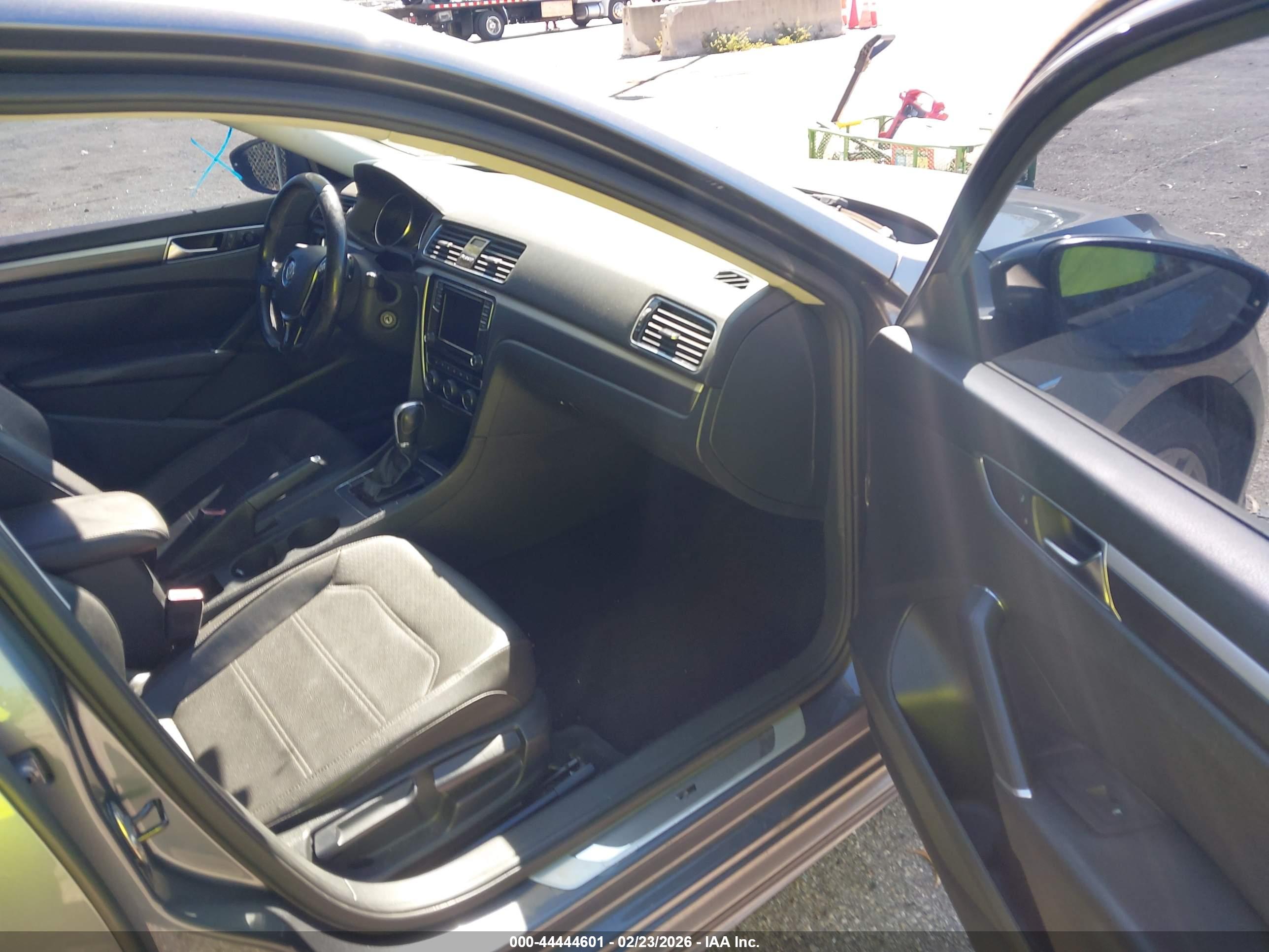 VOLKSWAGEN PASSAT image 5