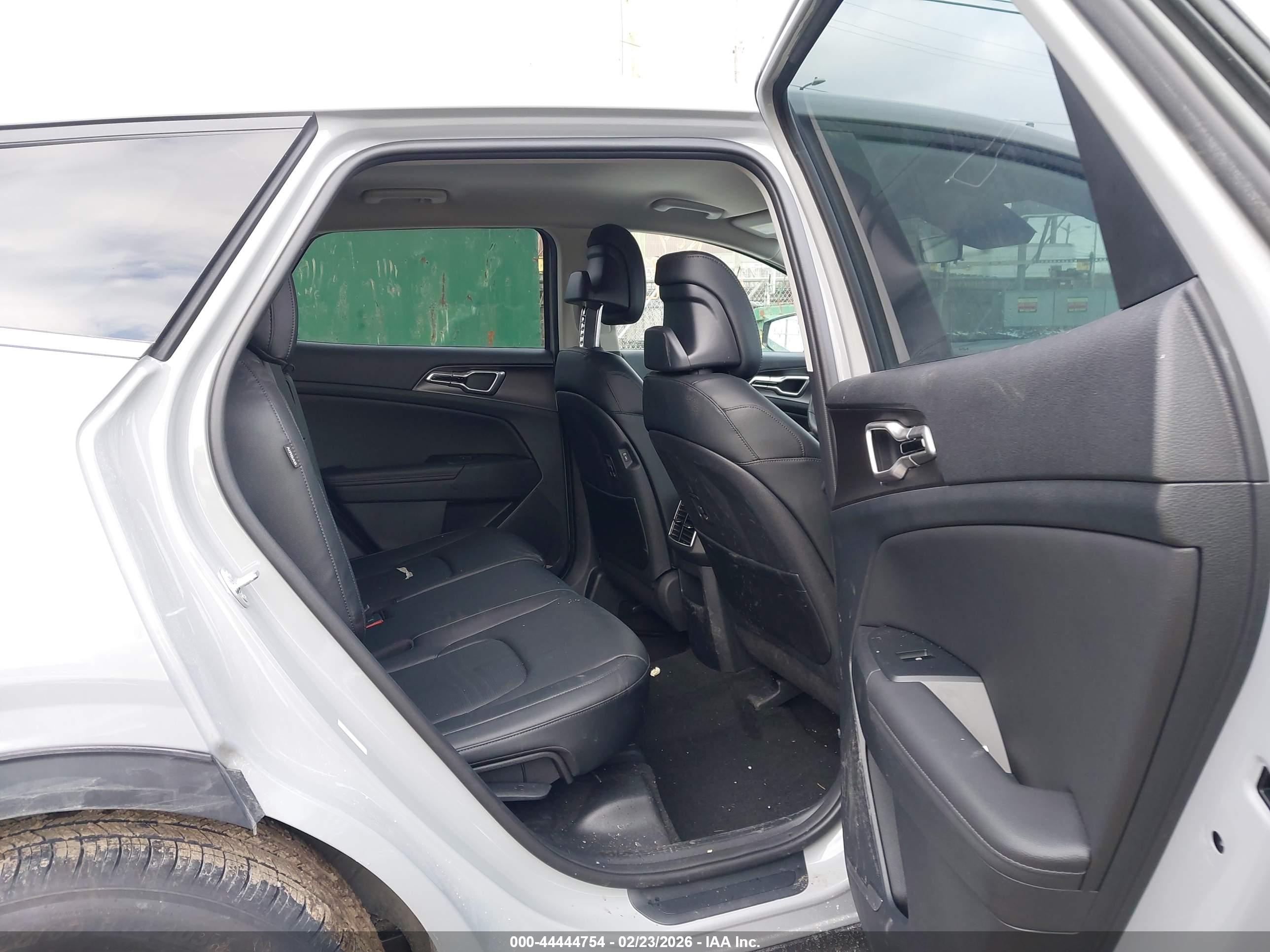 KIA SPORTAGE image 8