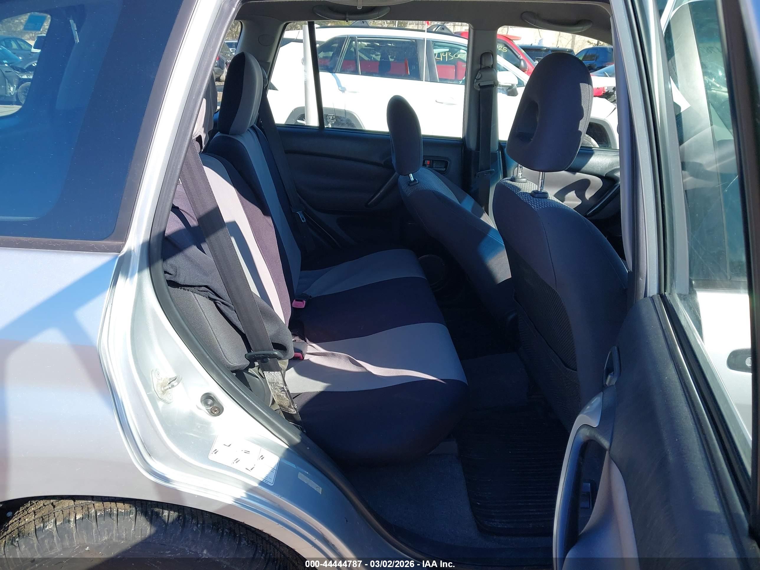 TOYOTA RAV4 image 8