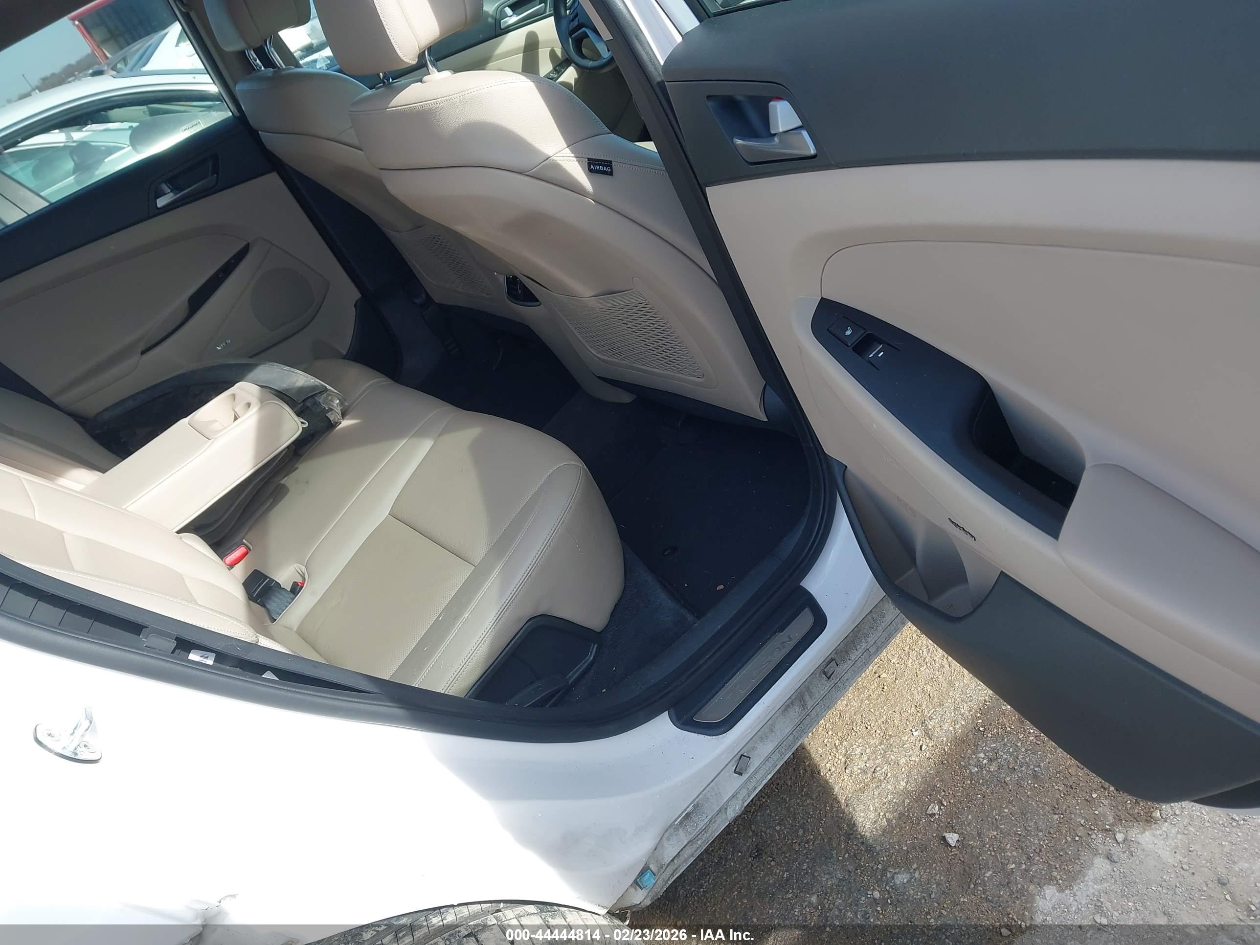 HYUNDAI TUCSON image 8