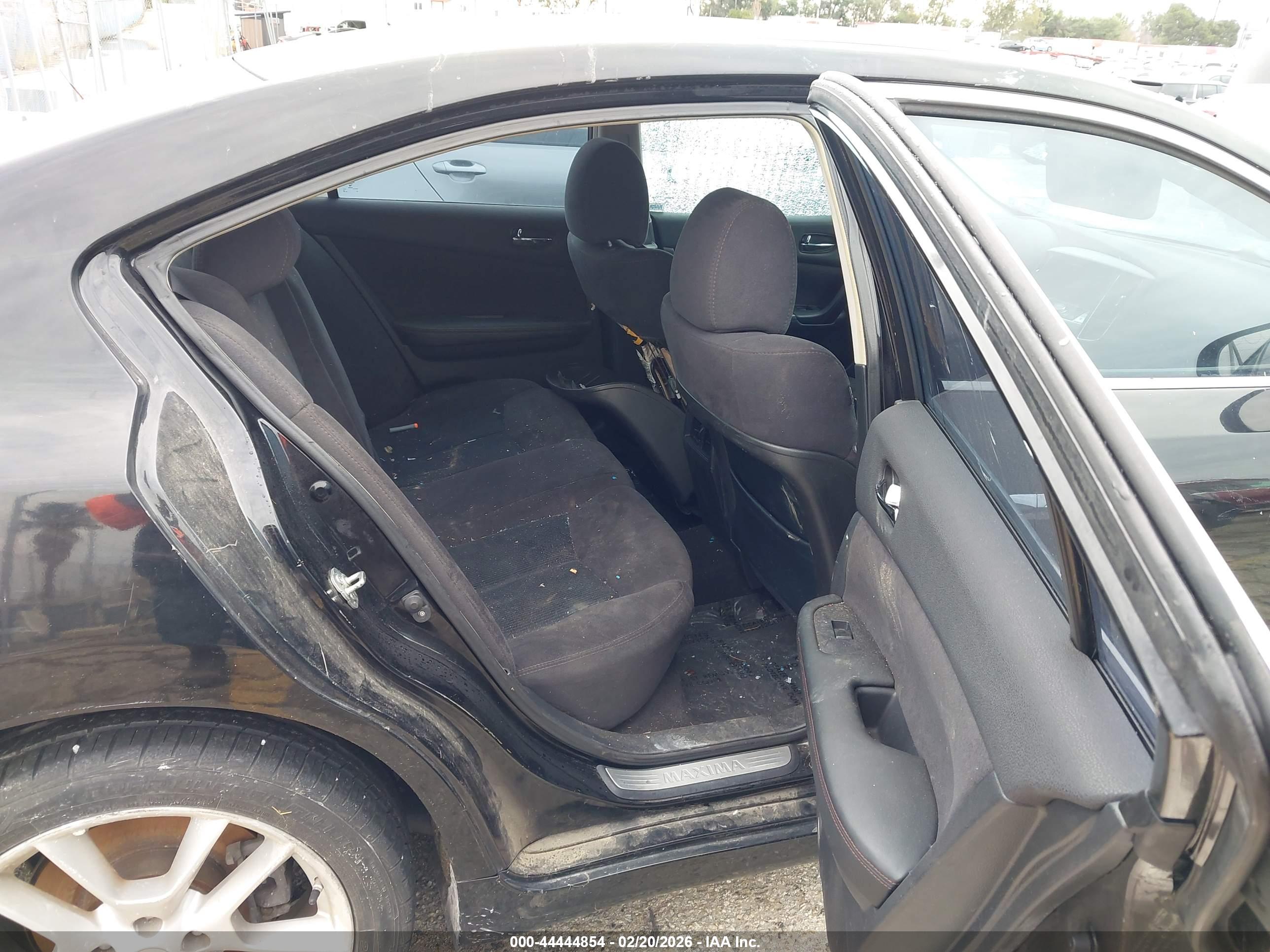 NISSAN MAXIMA image 8